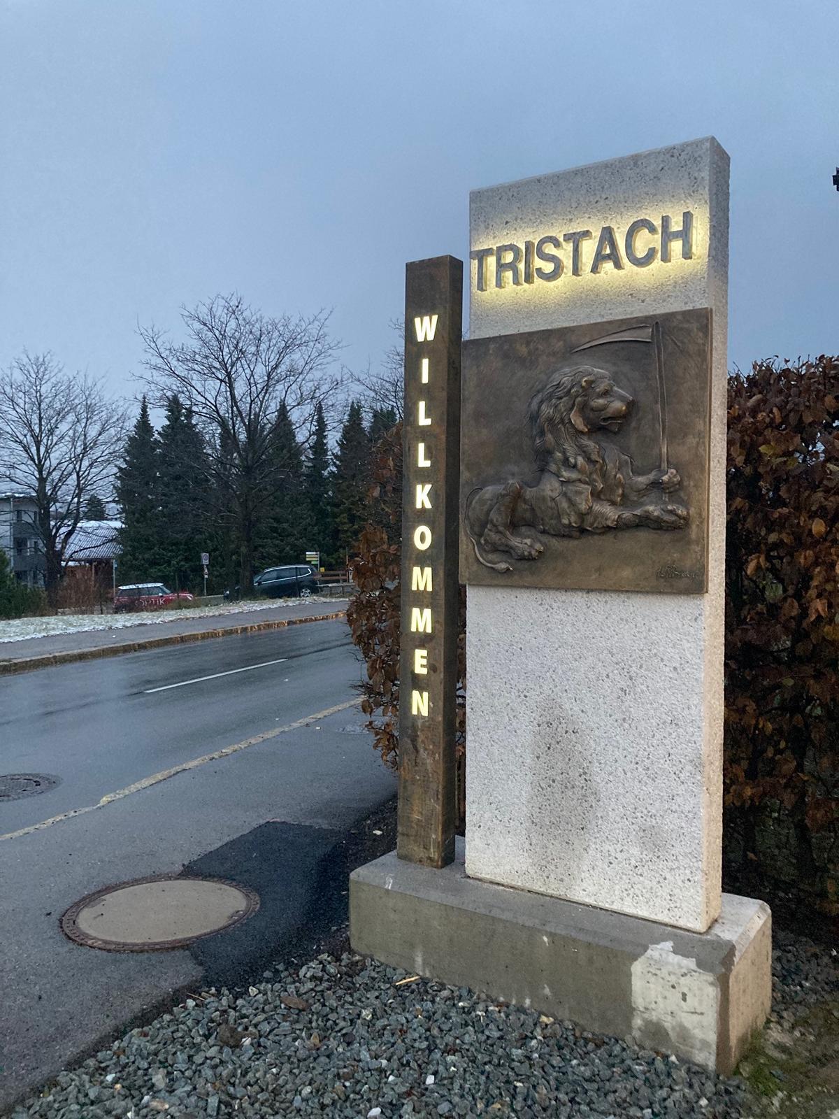 Das neue Portal aus Stein und Metall. Foto: Stangl