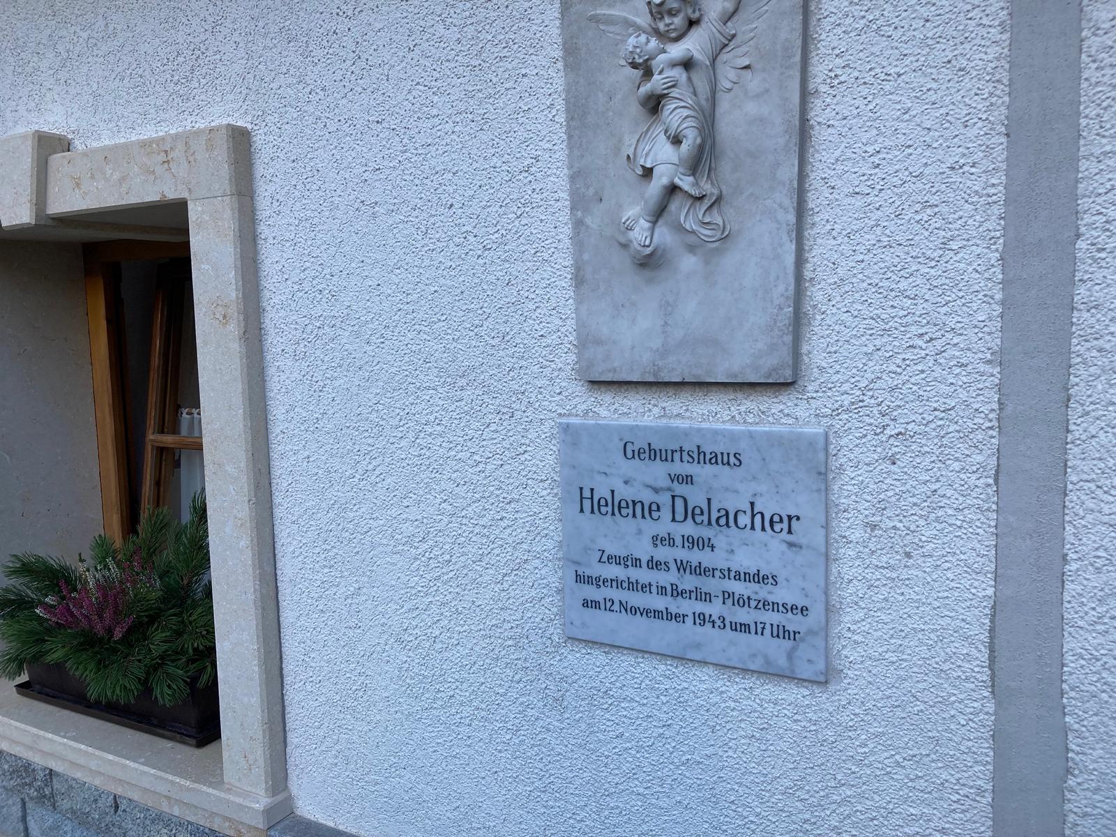 Die Gedenktafel f&uuml;r Helene Delacher an ihrem Geburtshaus in Leisach/Burgfrieden. Foto: Stangl