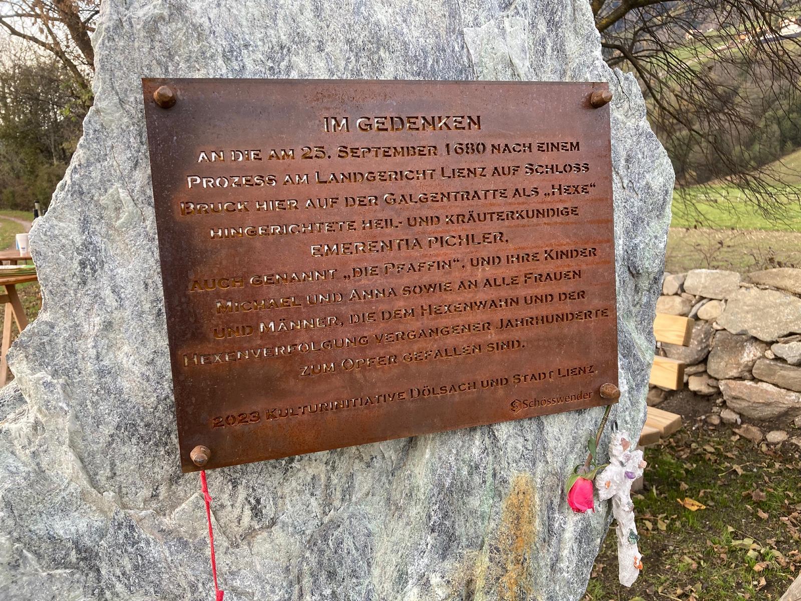Die Tafel erinnert auch an alle anderen Frauen und M&auml;nner, die Opfer des Hexenwahns wurden. Foto: Stangl