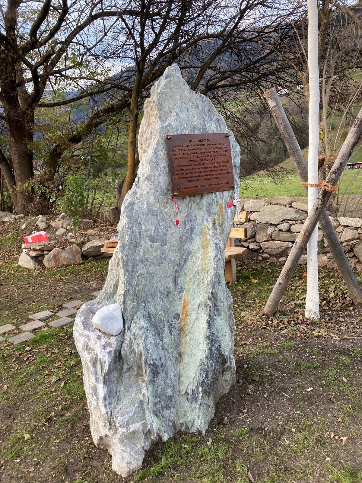 Der Gedenkstein steht neben dem Rad- und Spazierweg in der Postleite, wo sich einst die sogenannte "Galgentratte" befunden haben soll. Foto: Stangl