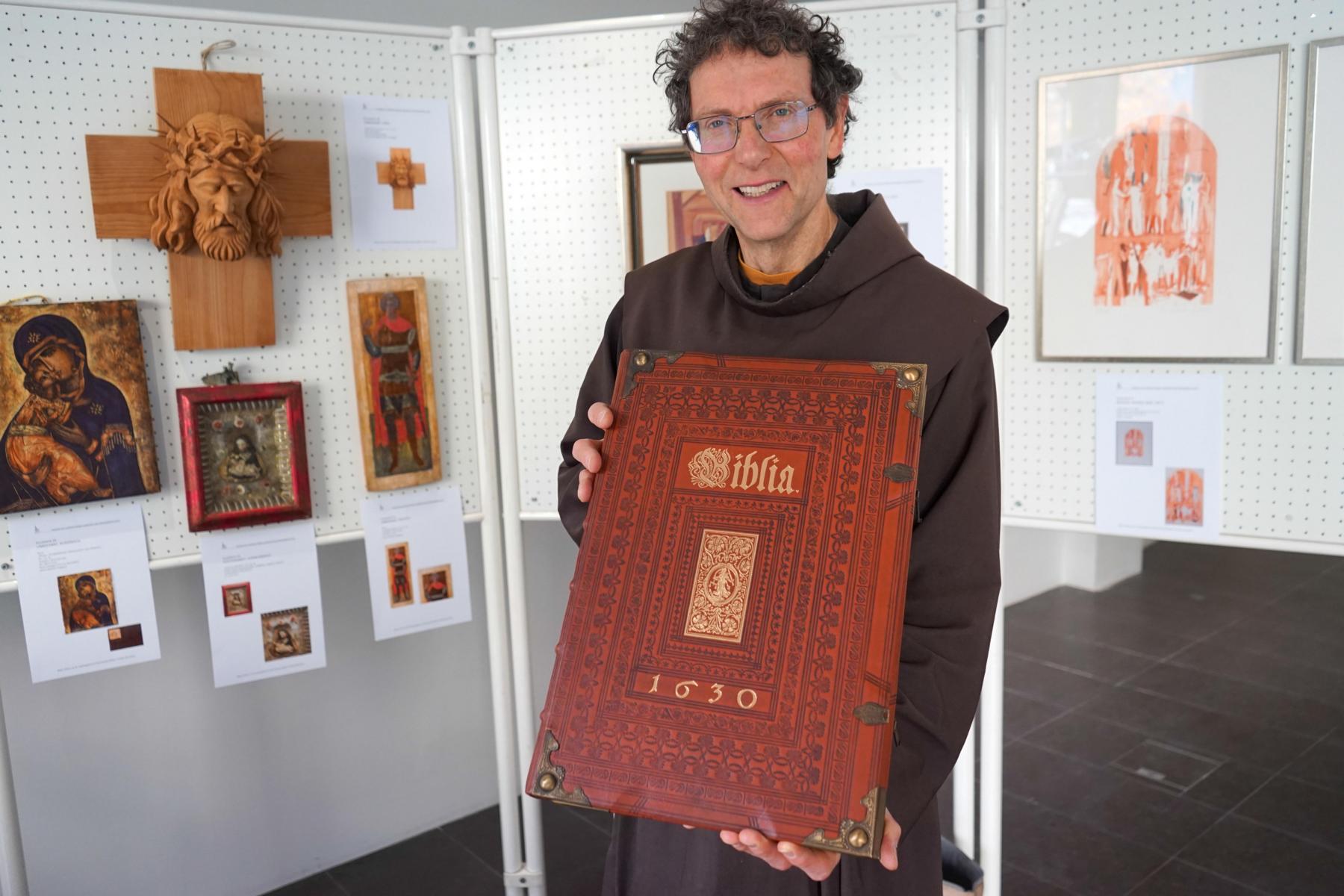 Pater Martin pr&auml;sentiert eine ganz besondere Bibel, die ebenfalls erworben werden kann, Foto: Stadt Lienz/Lenzer