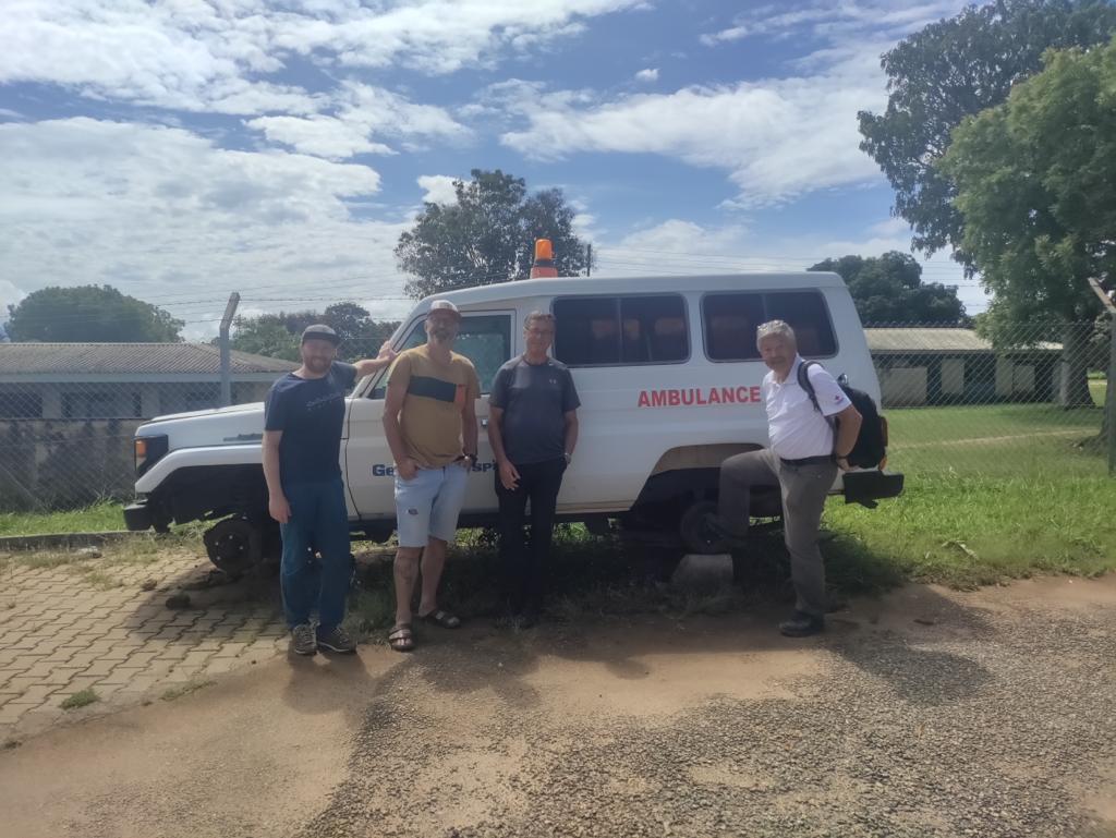 Das Rettungsauto braucht vor seinem Einsatz erst noch Reifen und Benzin