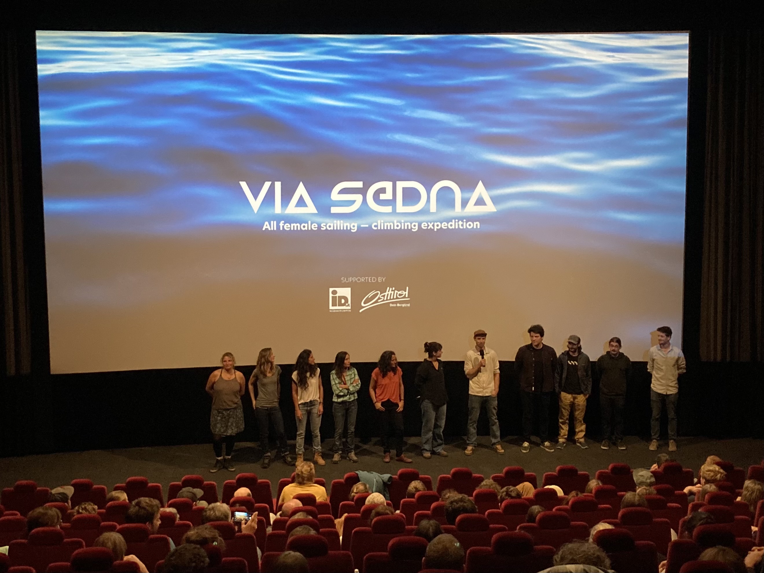 Das Expeditionsteam und das Filmproduktionsteam bei der Premiere in Lienz. Foto: Stangl