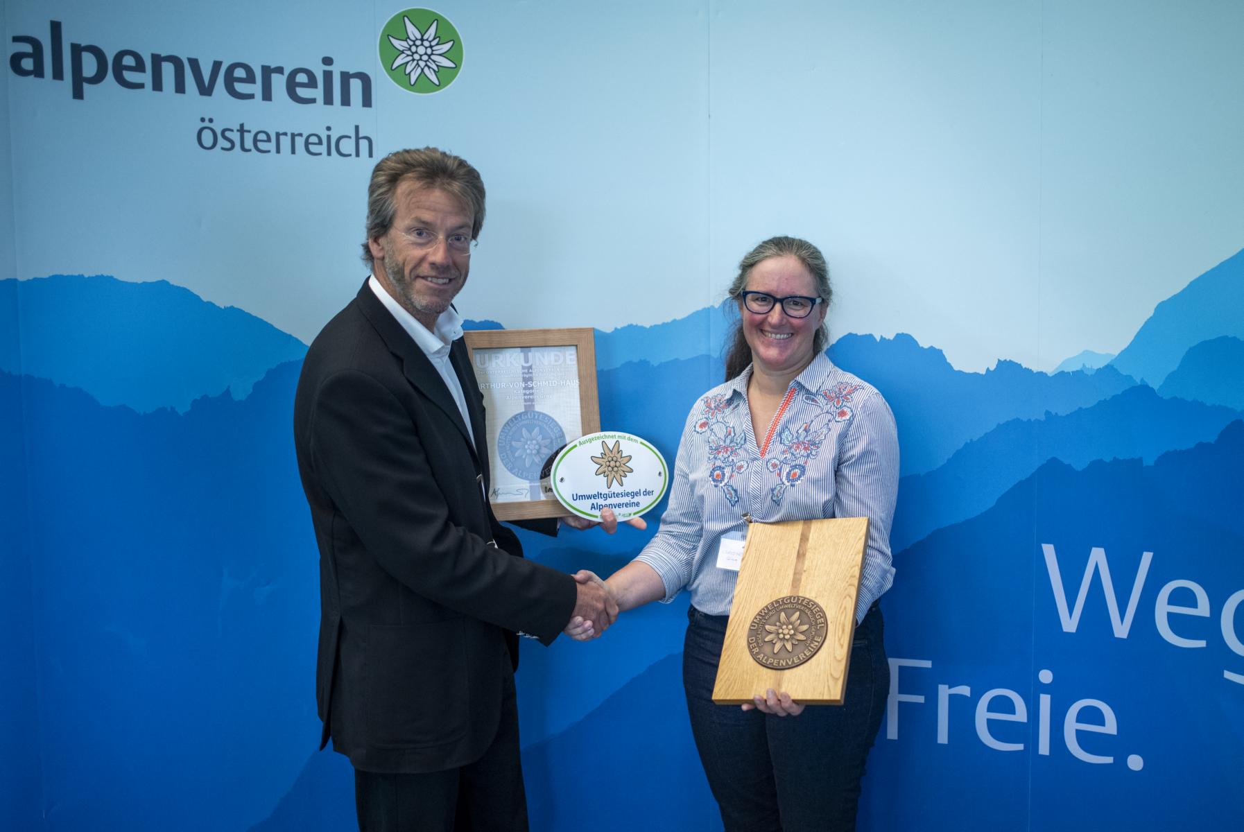 &Uuml;bergabe des Umweltg&uuml;tesiegels. Foto: &Ouml;AV