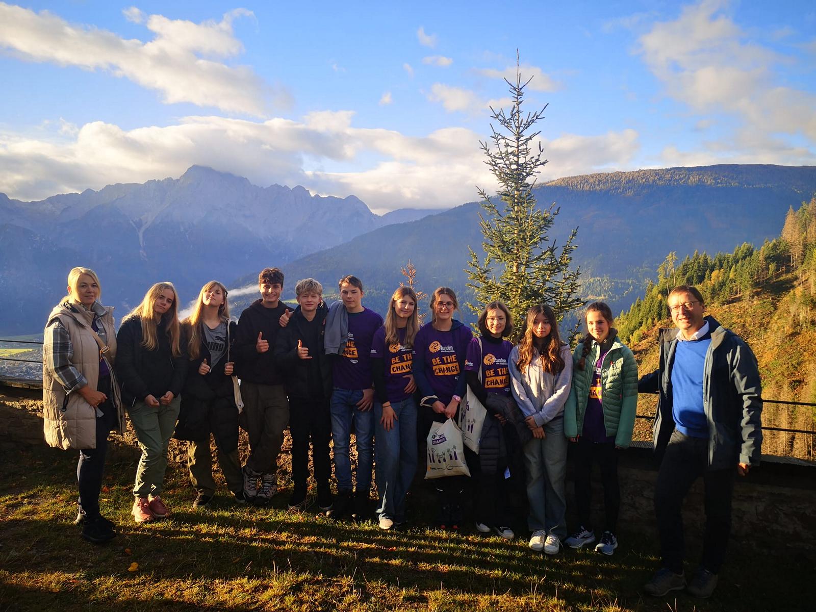 Die Projektgruppe vom Paulinum Schwaz am Friedensweg mit Dekan Franz Troyer (re). Foto: 72h-Team