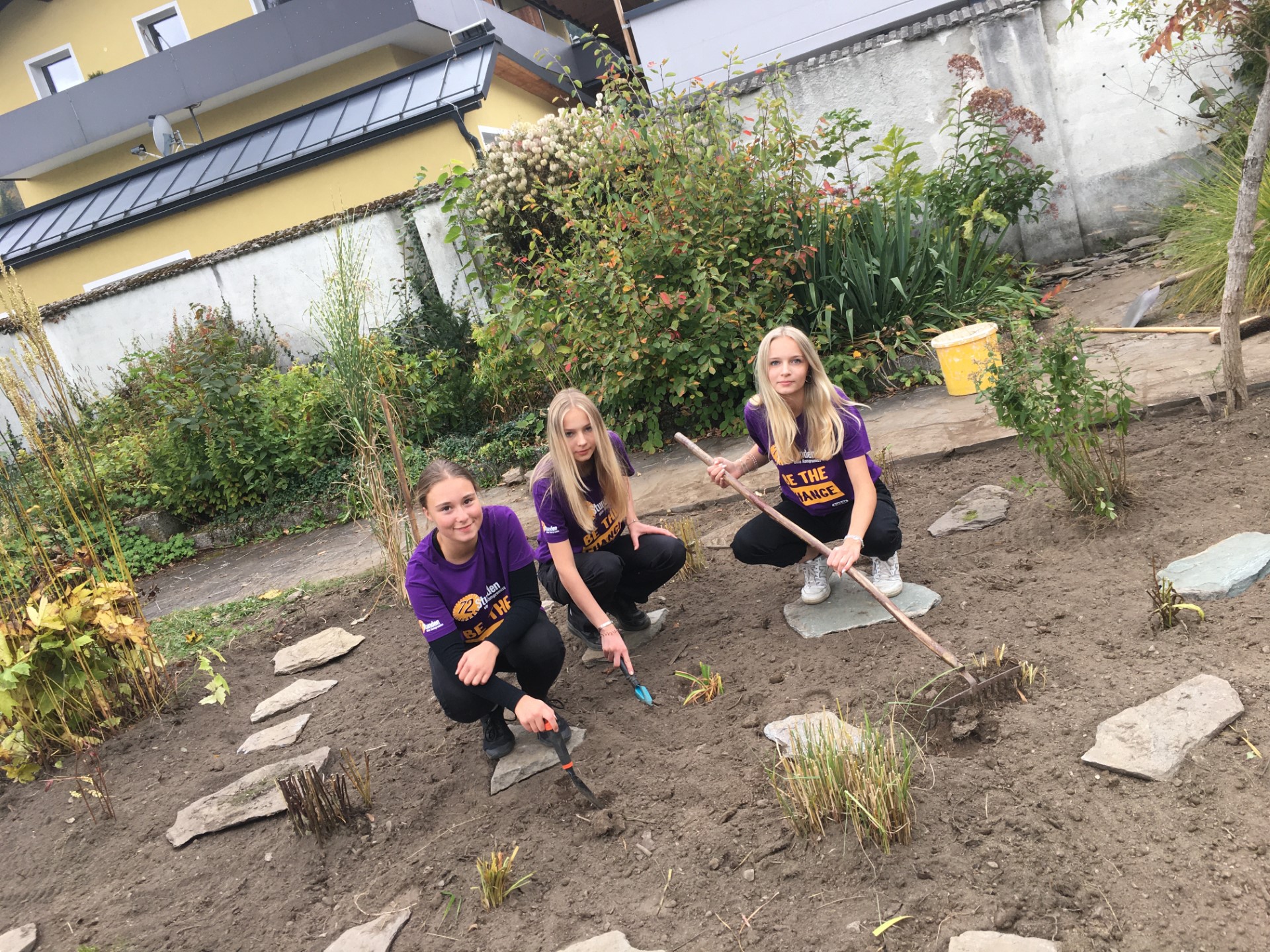 Bei der Arbeit im Schulgarten. Foto: Egger