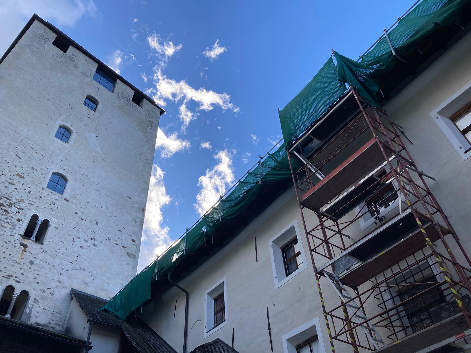 Die Sanierungsarbeiten am Schloss-Dach haben bereits begonnen. Foto: Stangl
