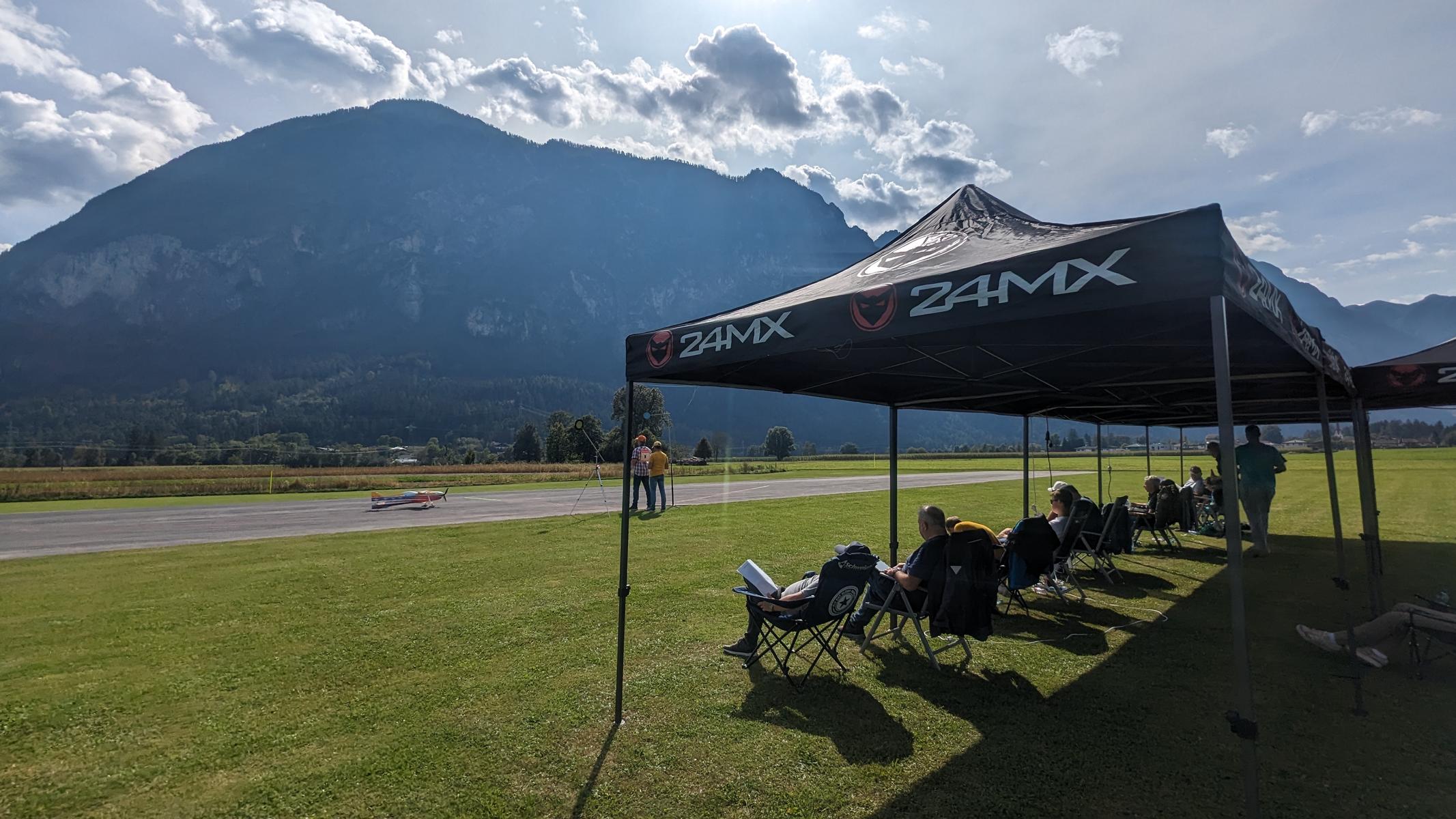Bestes Flugwetter f&uuml;r &Ouml;M im Motorkunstflug der Modellflieger. Foto: Knorr