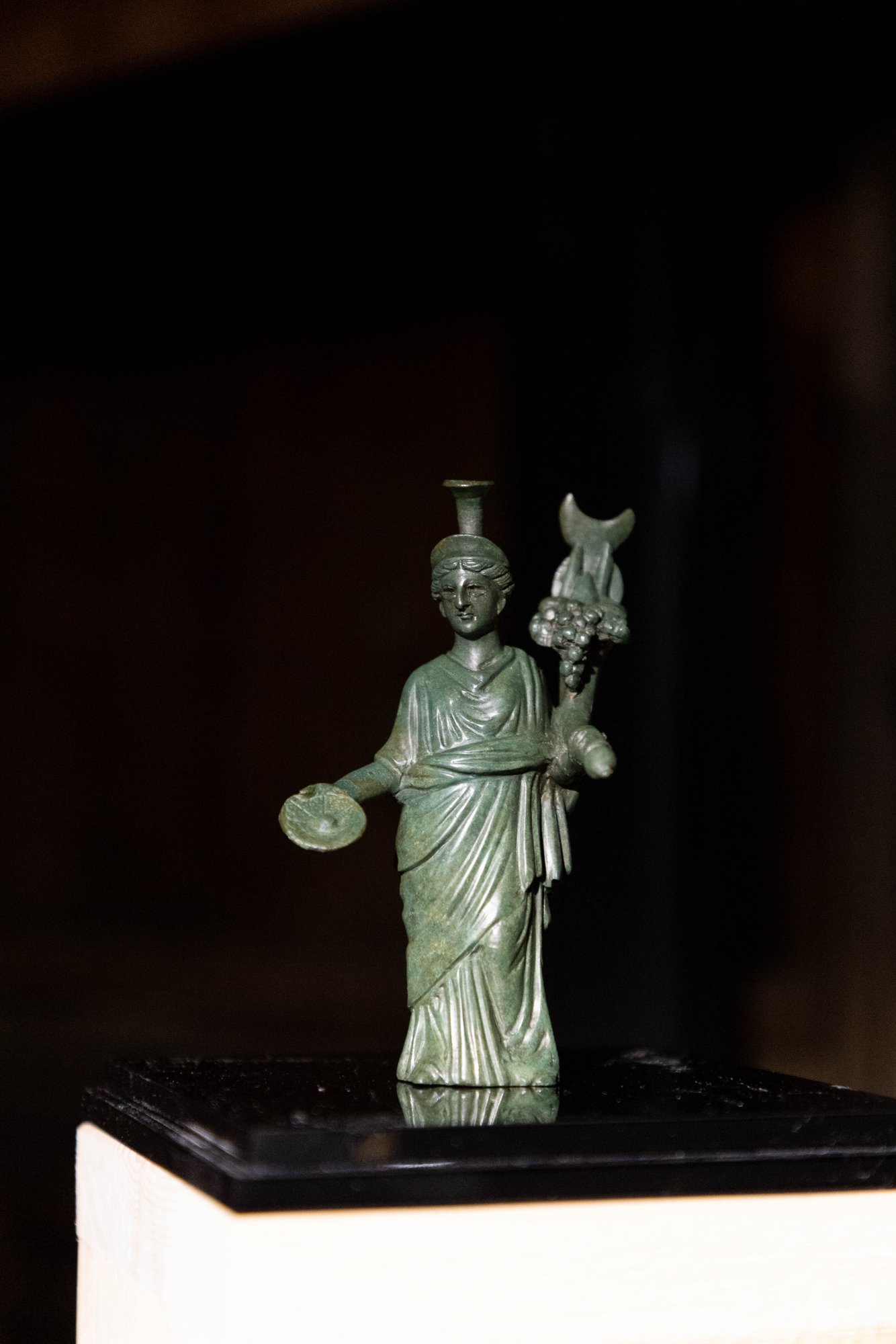 Die Bronzestatuette ist 12,5 cm gro&szlig; und 237 Gramm schwer. Foto: Peter Leiter