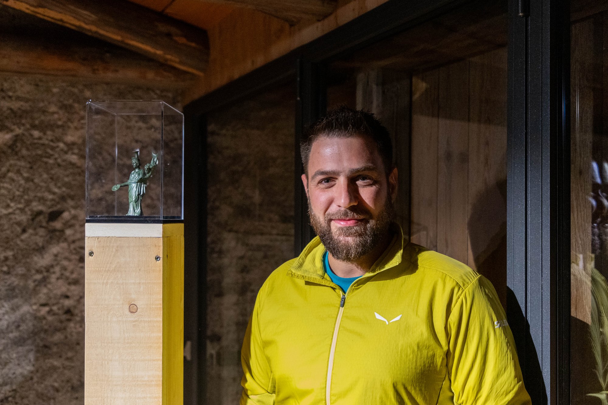 Lukas Kratzer hat die Fortuna-Statuette 2021 gefunden. Foto: Peter Leiter