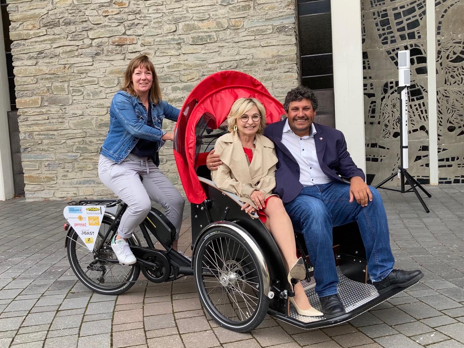 Simone Ortner-Trebo vom FWZ Osttirol wird mit der E-Fahrrad-Rikscha am 30.9. Fahrten durch den Stadtteil anbieten. Foto: Stangl