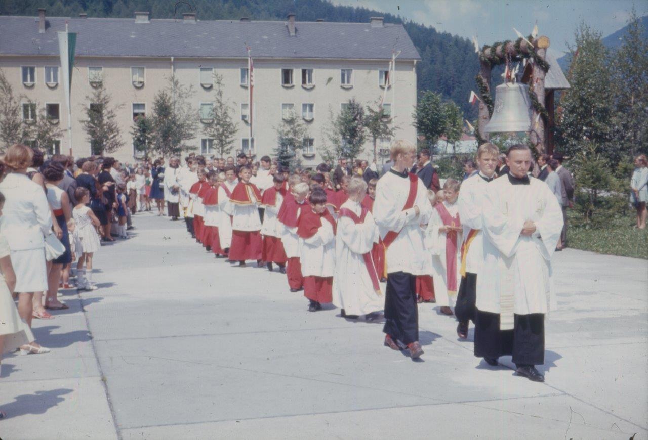 Weihe der Sch&uuml;tzenglocke f&uuml;r die Kirche Hl. Familie, im Bild auch der damalige Pfarrer Peter Girstmair. Foto: TAP/Sammlung Agnes Stangl