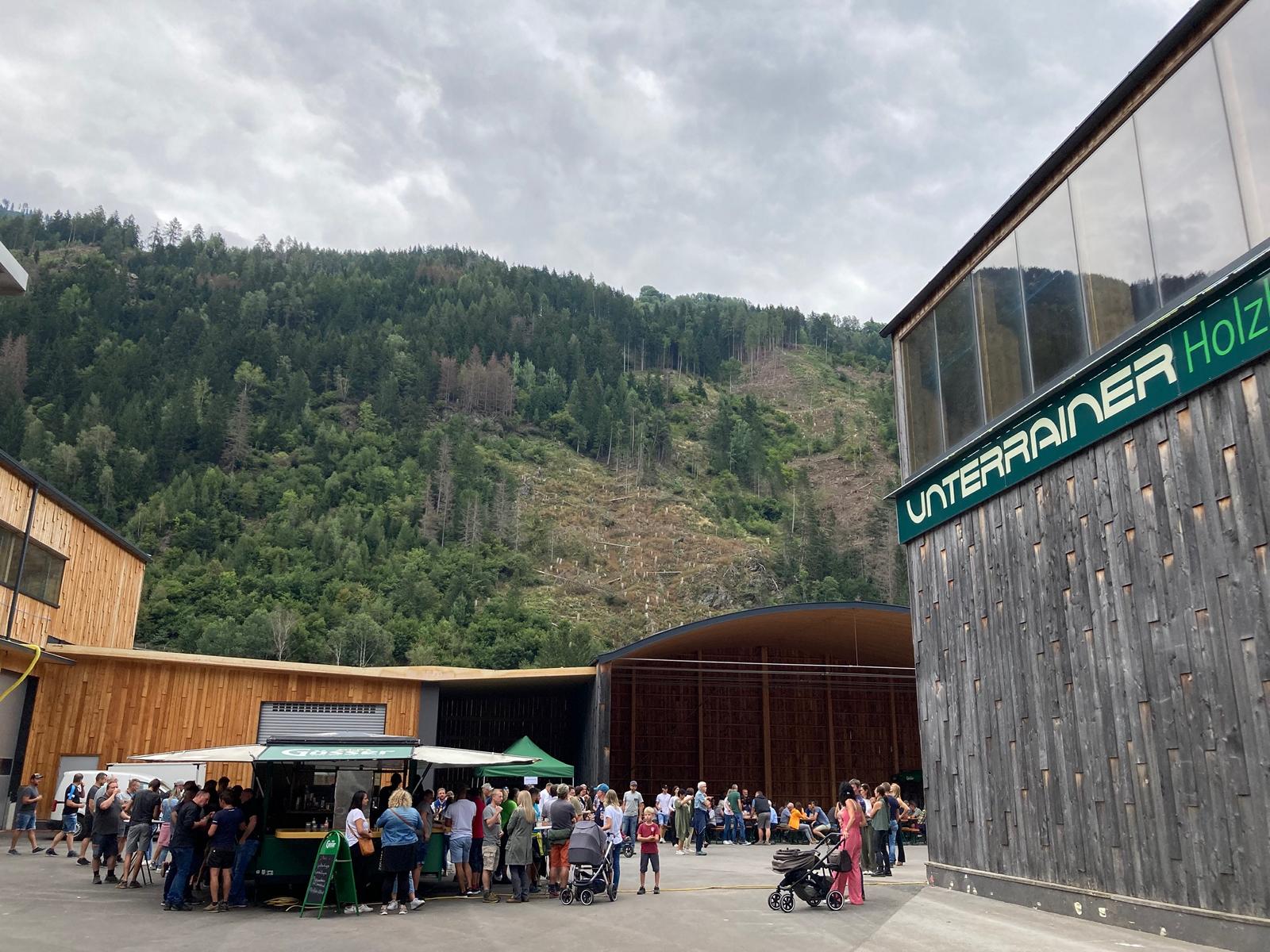 Der Tag der Offenen T&uuml;r bei Holzbau Unterrainer lockte viele BesucherInnen an. Foto: Stangl
