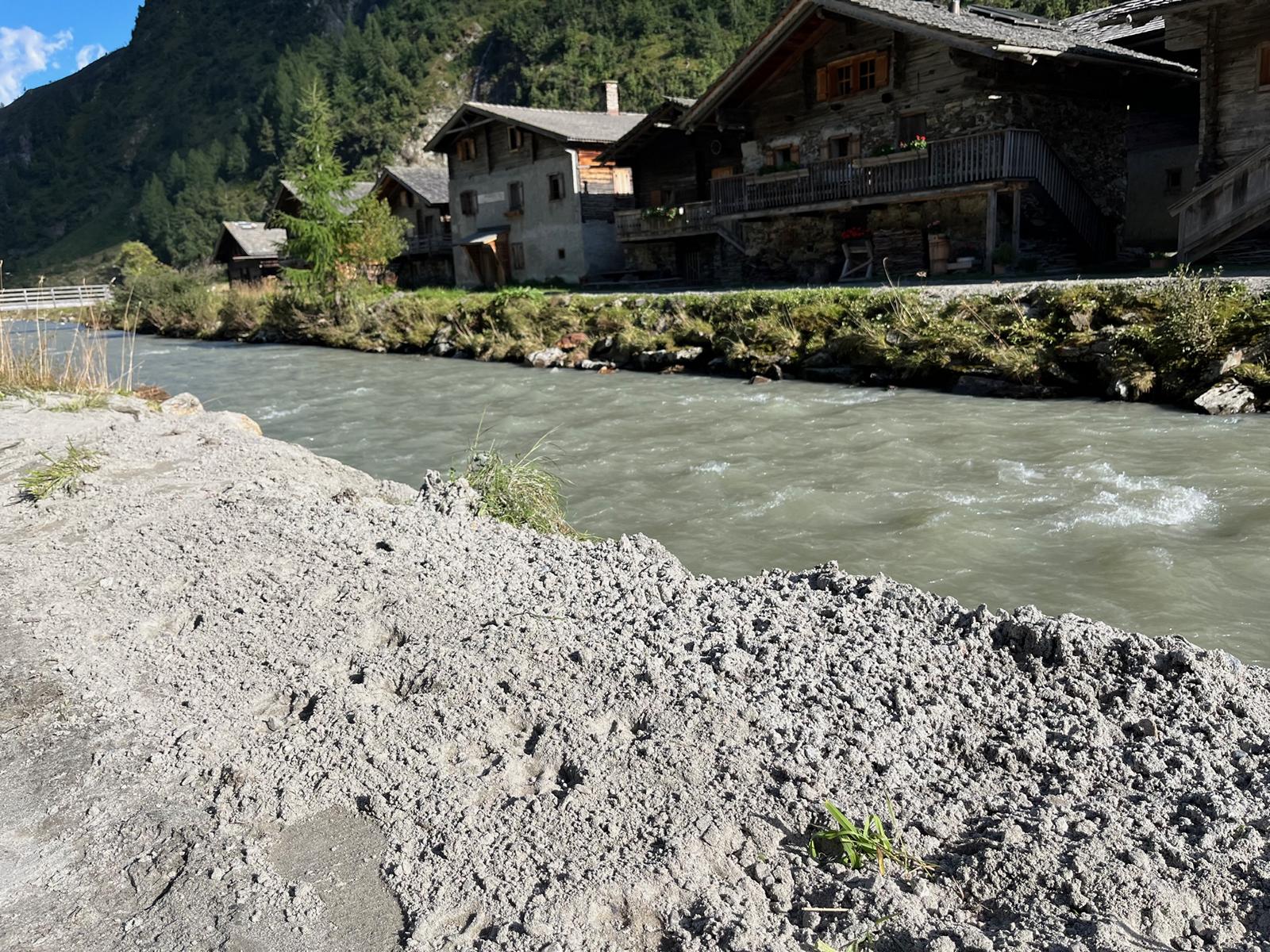 Der Gschl&ouml;ssbach hat einiges an Sand und Gletscherschliff angeschwemmt. Foto: Brugger