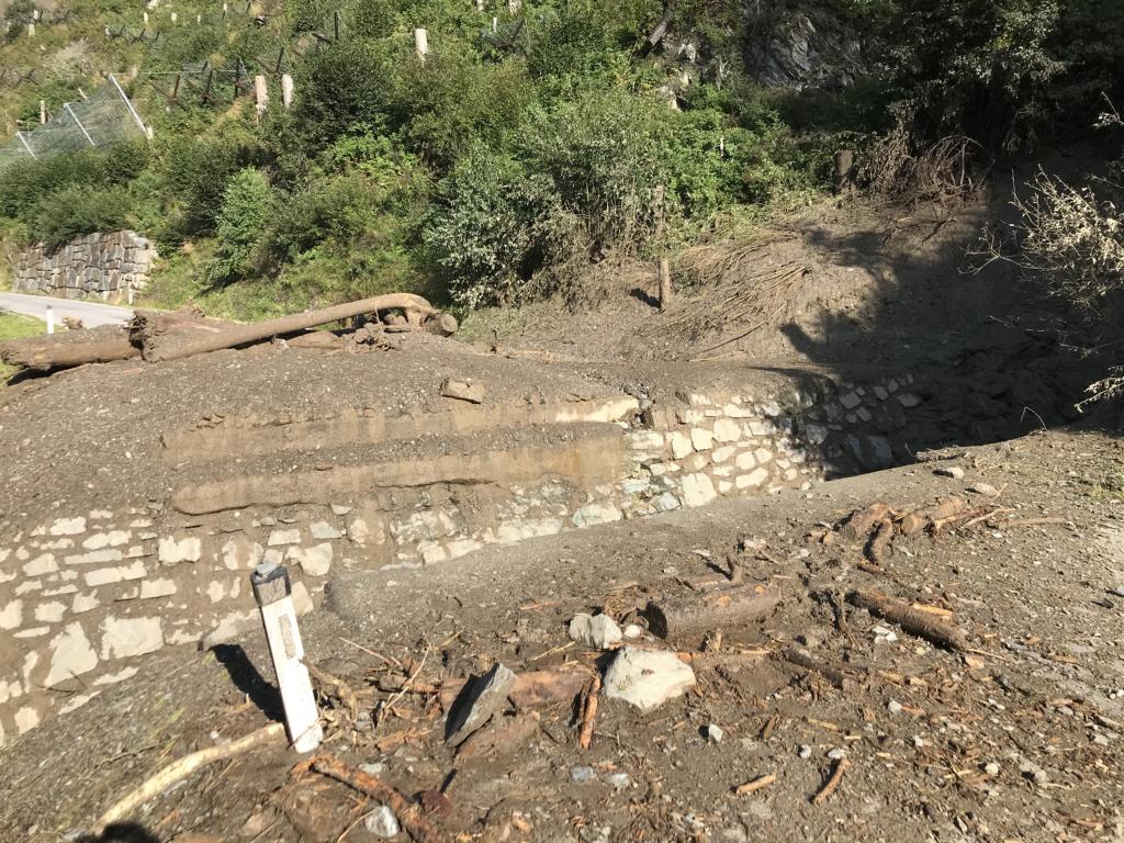 Die zweispurige Holzbr&uuml;cke ist komplett zerst&ouml;rt, Foto: Land Tirol/BBA Lienz