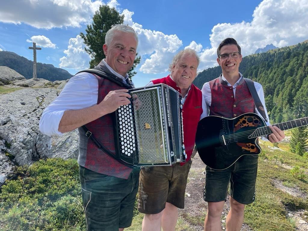 Die Deferegger Adler mit Moderator Robert Wieser bei den Dreharbeiten am Staller-Sattel