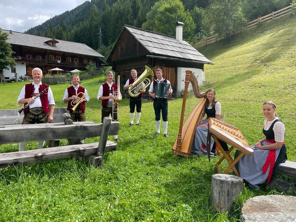 Die Seespitzler bei den Dreharbeiten beim Wurzerhof im Winkeltal