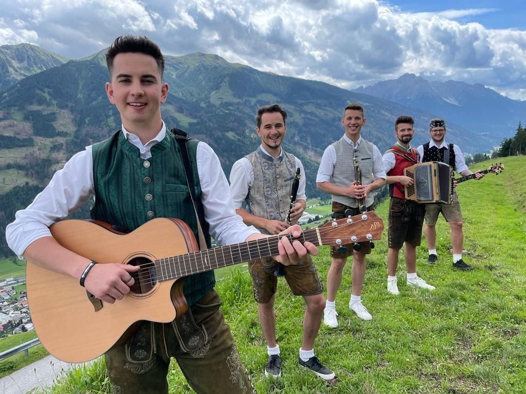 Die Sillianer Buibm bei den Dreharbeiten beim Schuistlhof in Sillianberg