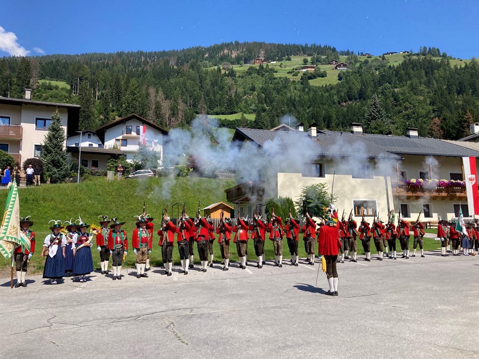 Ehrensalve der Sch&uuml;tzenkompanie Sillian. Foto: Stangl