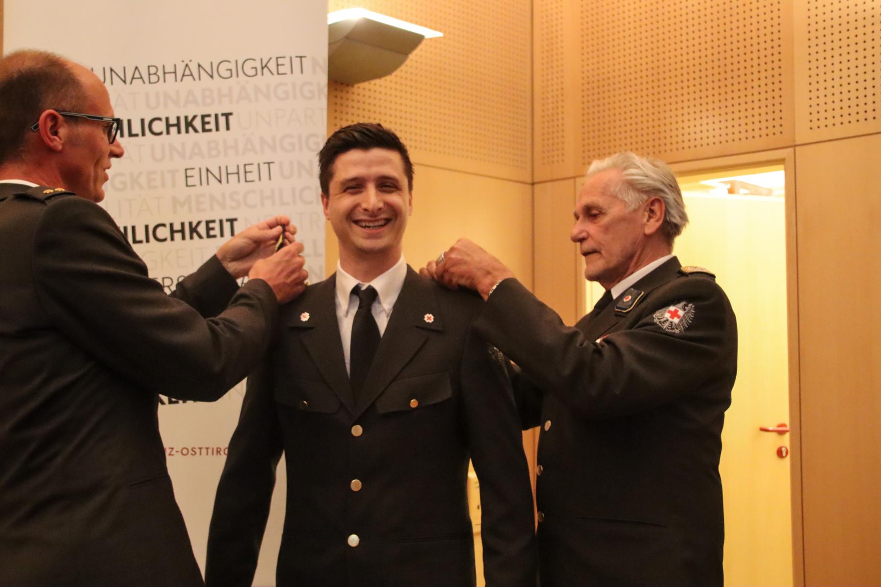 v.l. Granig Wilhelm, MBA (Bereichsleiter Gesundheits- und soziale Dienste);  Alexander Perry , BSc. (Bezirksgesch&auml;ftsf&uuml;hrer, - wurde zum Rettungsrat bef&ouml;rdert); G&uuml;nther Ennemoser (Pr&auml;sident &Ouml;RK LV Tirol)