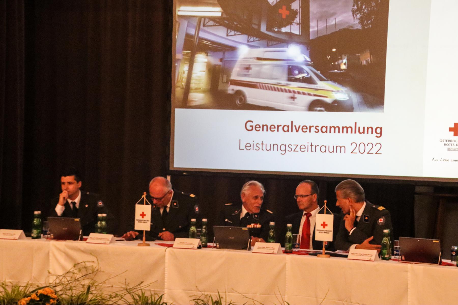v.l.: Alexander Perry (Bezirks-GF); Mag. Dr. Wilfried Unterlechner (GF &Ouml;RK LV Tirol / Rettungsdienst GmbH); G&uuml;nther Ennemoser (Pr&auml;sident &Ouml;RK LV Tirol); Notar Mag. Markus Mayr (Referent RA); Mag. Hansj&ouml;rg Mattersberger (Bezirksstellenleiter-Stv.)