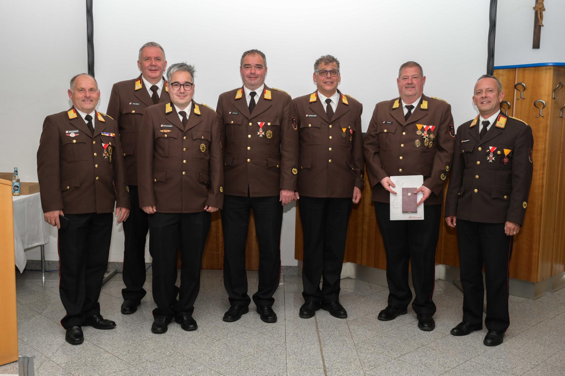 BFI Franz Brunner, LFI DI Alfons Gruber, Bezirks-Schriftf. Christian Brugger, Bezirks-FW Kommandant Harald Draxl, sein Stellvertreter Johann Obererlacher, Bezirkskassier Markus T&ouml;nig, Landes-FW Kommandant Jakob Unterladst&auml;tter, Foto: BFV Lienz