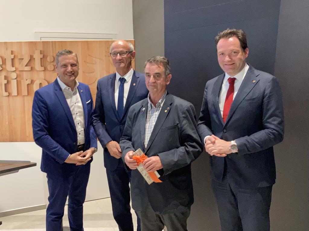 Ehem.VP-Bezirksgesch&auml;ftsf&uuml;hrer, Funktion&auml;r und Mandatar Meinhard Pargger mit dem Adler-Anstecker in Gold ausgezeichnet. v.l.: Stadtparteiobmann GR Christian Steininger, LH Anton Mattle, Meinhard Pargger, BM Norbert Totschnig. Foto: Stangl