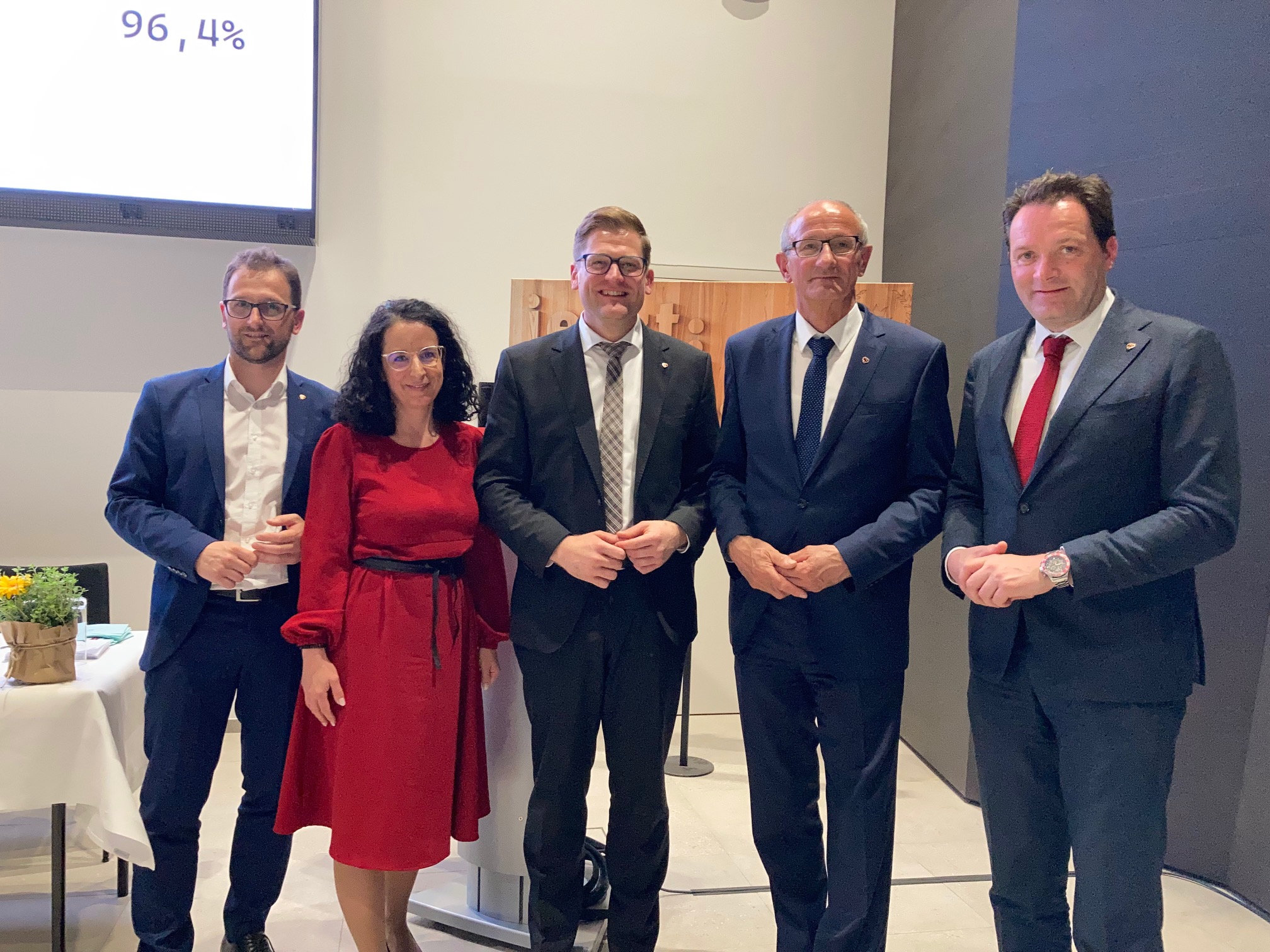 Neben LH Anton Mattle und BM Norbert Totschnig (rechts im Bild) gratulierten auch VP LandesGF Sebastian Kolland und LandesGF-Stv.in Margreth Falkner (v.l.) dem neuen Bezirksparteiobmann Markus Stotter (Mitte). Foto: Stangl