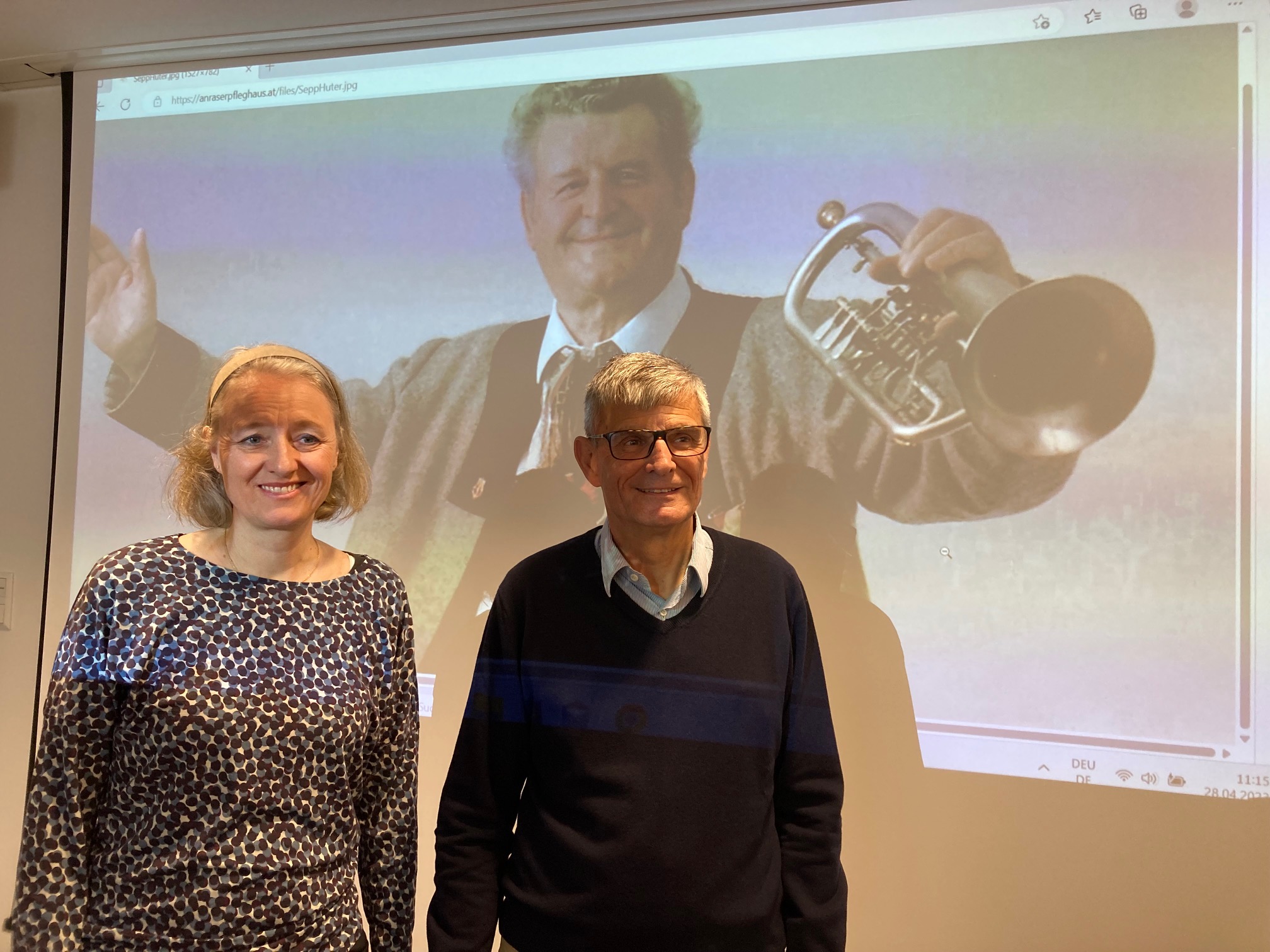 Kuratorin Sonja Ortner und Gottfried Unterweger bei der Pressekonferenz vor dem Bild des legend&auml;ren Sepp Huter und Gr&uuml;nder der Gro&szlig;glocknerkapelle Kals. Foto: Stangl