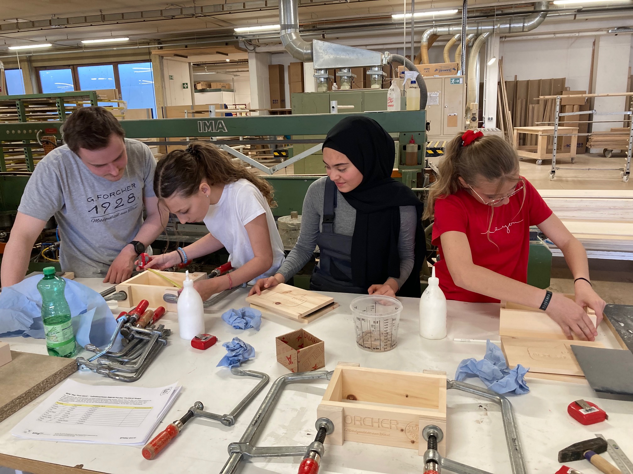 Die Sch&uuml;lerinnen der MS Lienz Nord zeigten gro&szlig;es handwerkliches Geschick. Foto: Stangl