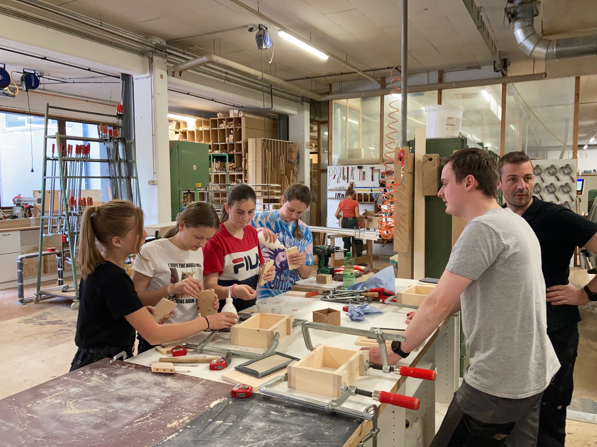 In der Tischerlei Forcher fertigten die Sch&uuml;lerinnen eine Schmuckschatulle aus Zirbenholz. Foto: Stangl