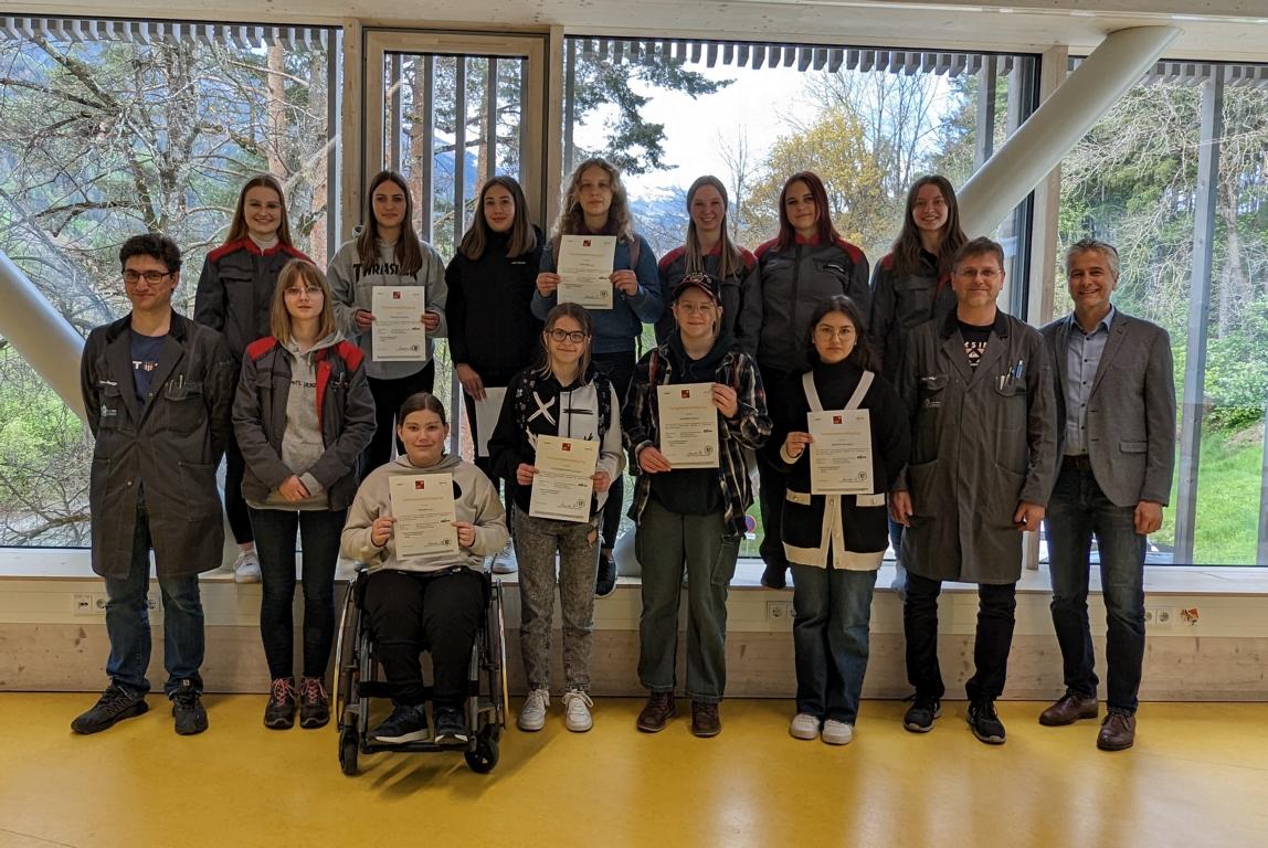 Urkunde zum Girls Day f&uuml;r die Sch&uuml;lerinnen in der HTL Lienz &ndash;  &uuml;berreicht von Schulleiter Alexander Kr&ouml;ll (rechts au&szlig;en), Alfred Haider Lehrer, HTL Lienz (2vr), Christian Duregger, Lehrer HTL Lienz (links au&szlig;en), Foto: Knorr