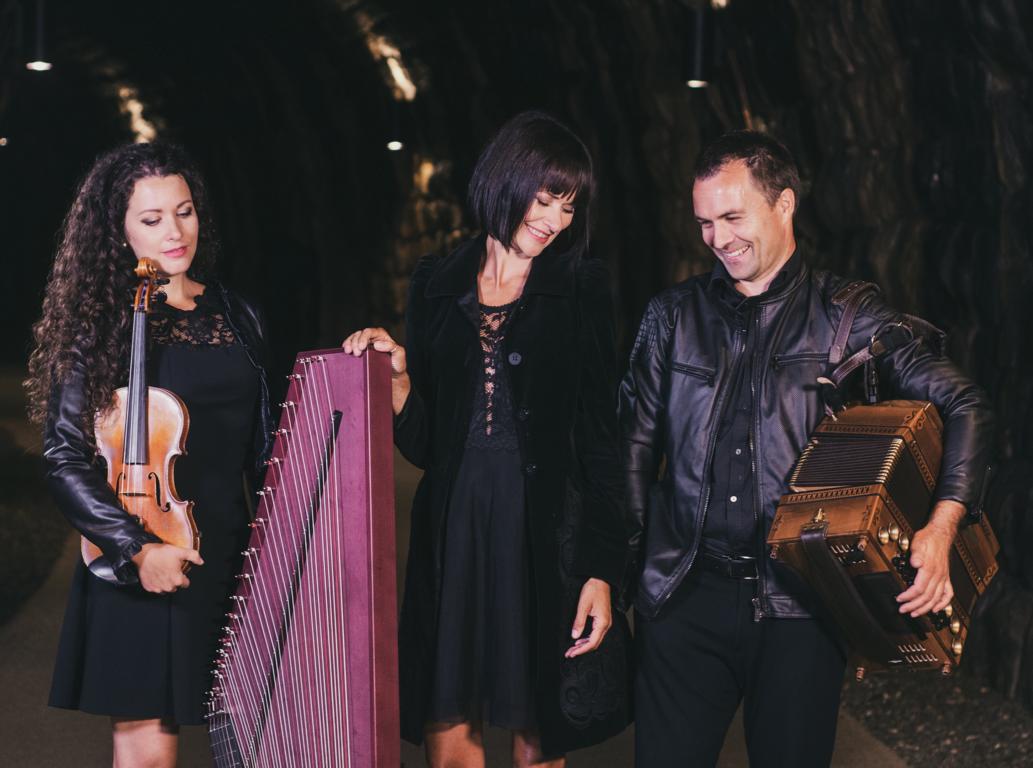 Das S&uuml;dtiroler Duo &bdquo;Cordes y Butons&ldquo; spielt auch heuer auf der Burg Heinfels, Foto: Verena Perathoner