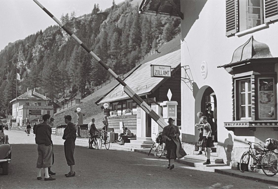 Der Grenzbalken und das Zollamt am Brenner im Jahr 1937. Foto: Stadtarchiv Innsbruck