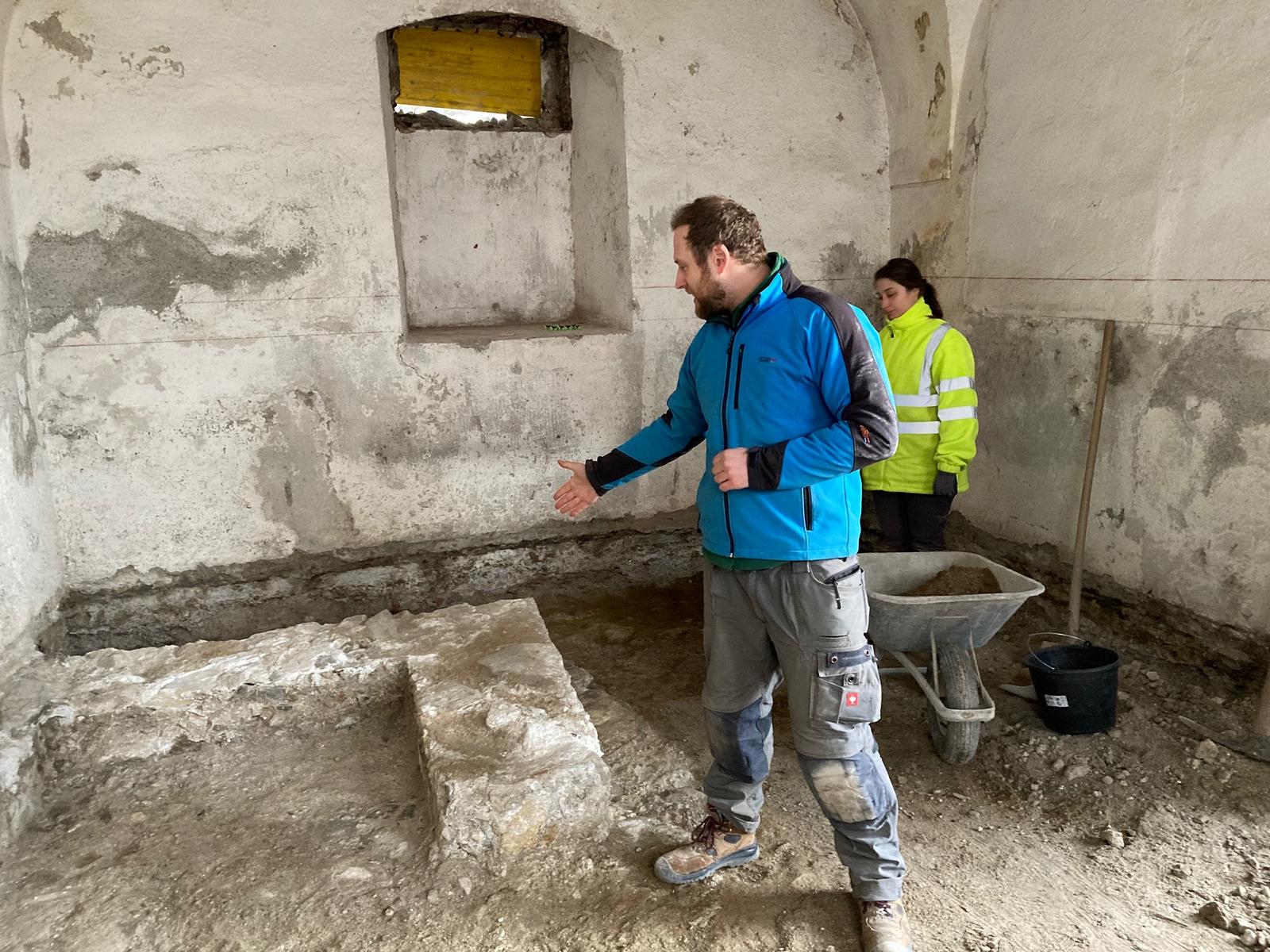 Das U-f&ouml;rmige Mauerwerk gibt den Arch&auml;ologen derzeit noch R&auml;tsel auf. Foto: Stangl