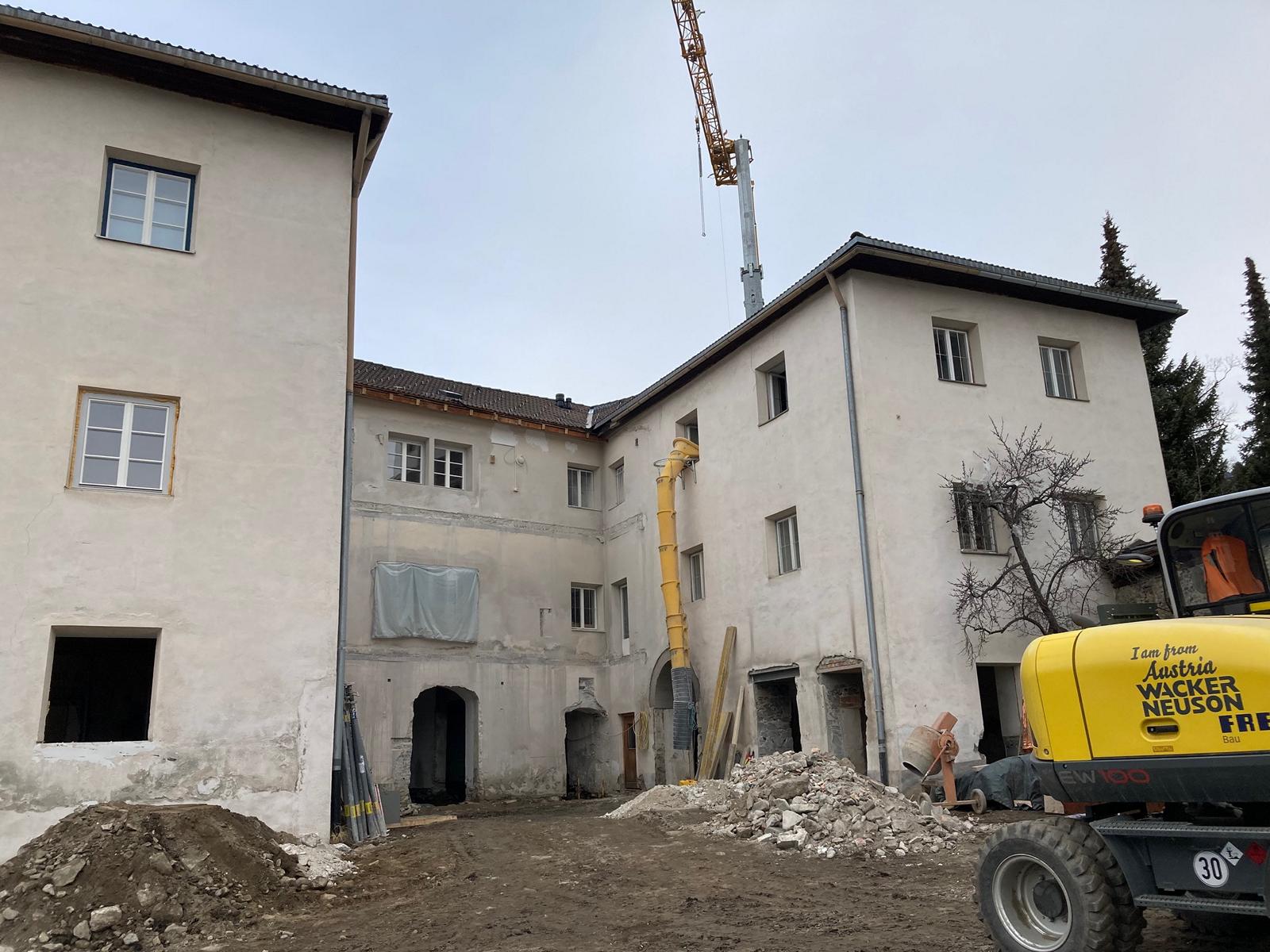 Das denkmalgesch&uuml;tzte Widum ist eine Gro&szlig;baustelle, im Innenhof entsteht der neue gro&szlig;e Saal. Foto: Stangl