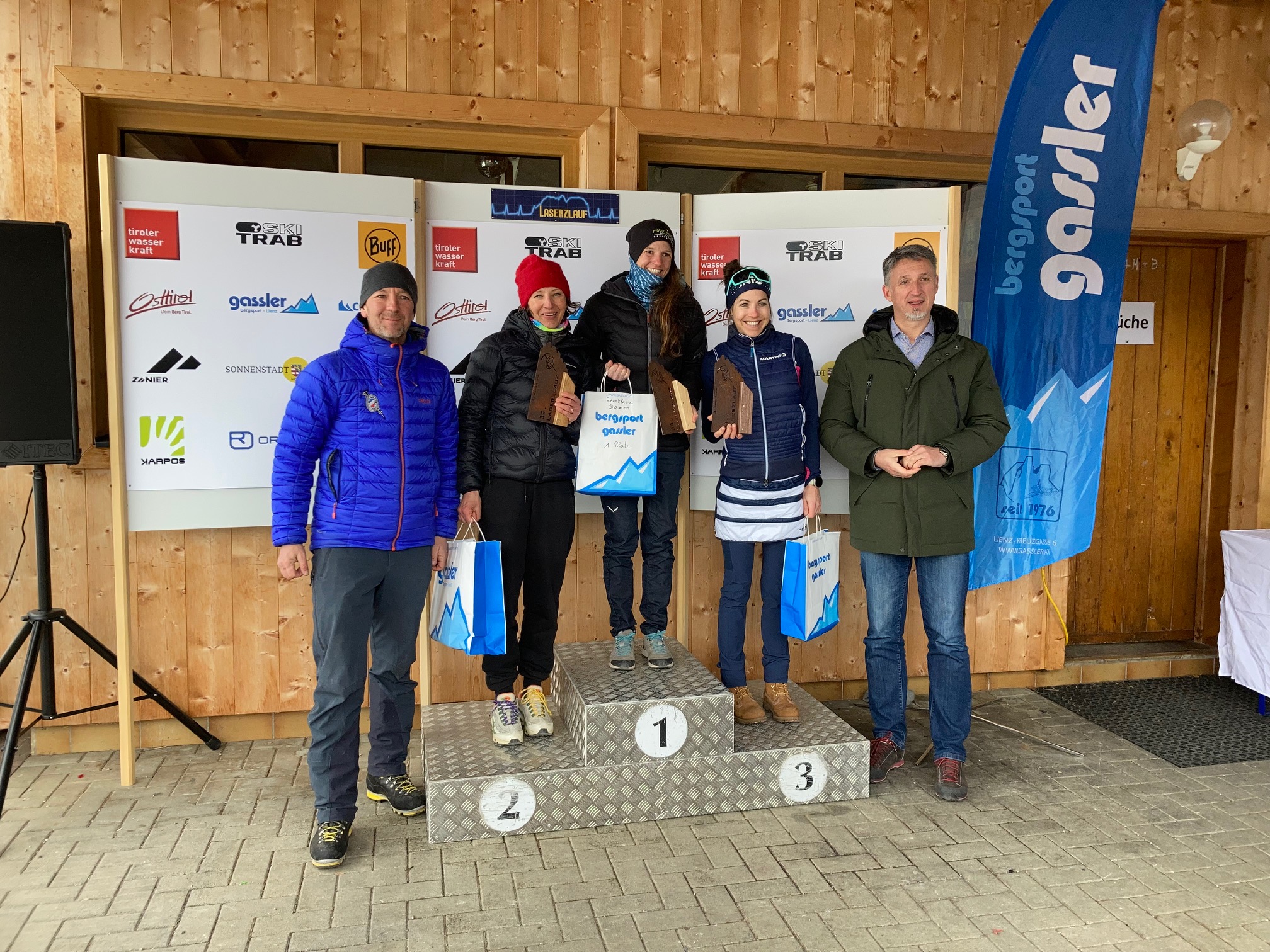 Das Damen-Siegerpodest der Rennklasse. Foto: Stangl