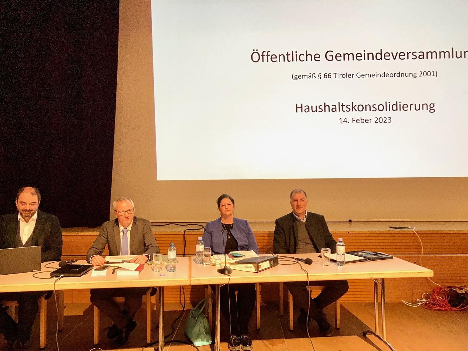 Am Podium Wirtschaftspr&uuml;fer Hannes Oberschmid (BDO Austria Holding GmbH), Magnus Gratl (B&uuml;ro Landeshauptmann), Bezirkshauptfrau Olga Reisner, B&uuml;rgermeister Raimund Steiner. Foto: Stangl