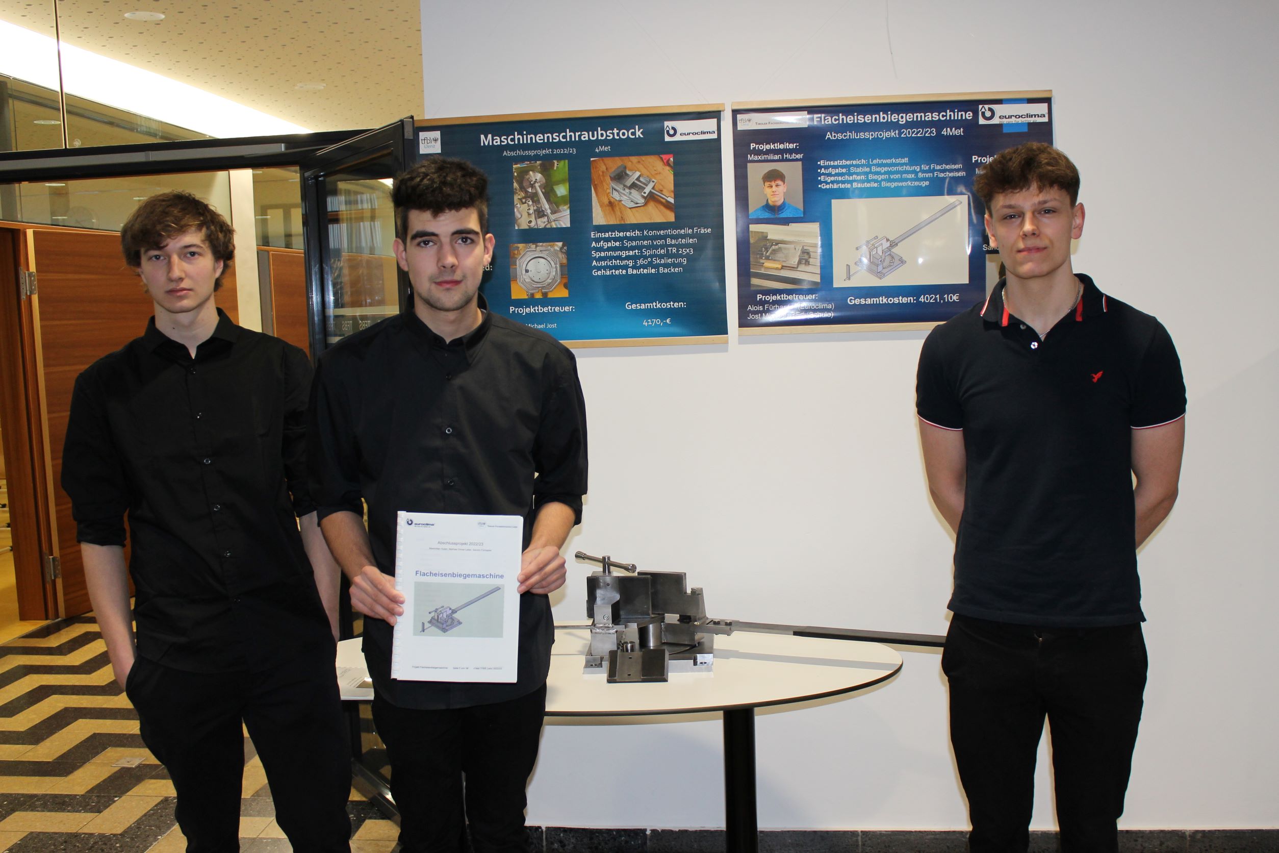 Ein Gemeinschaftsprojekt der Lehrlinge der Firma Euroclima. Maximilian Huber, Mathias Ortner-Leiter und Sandro F&uuml;rhapter planten und konstruierten diese Vorrichtung, um in Zukunft Flachstahl bis zu 8 mm auf 120 Grad biegen zu k&ouml;nnen. Foto: FBS Lienz