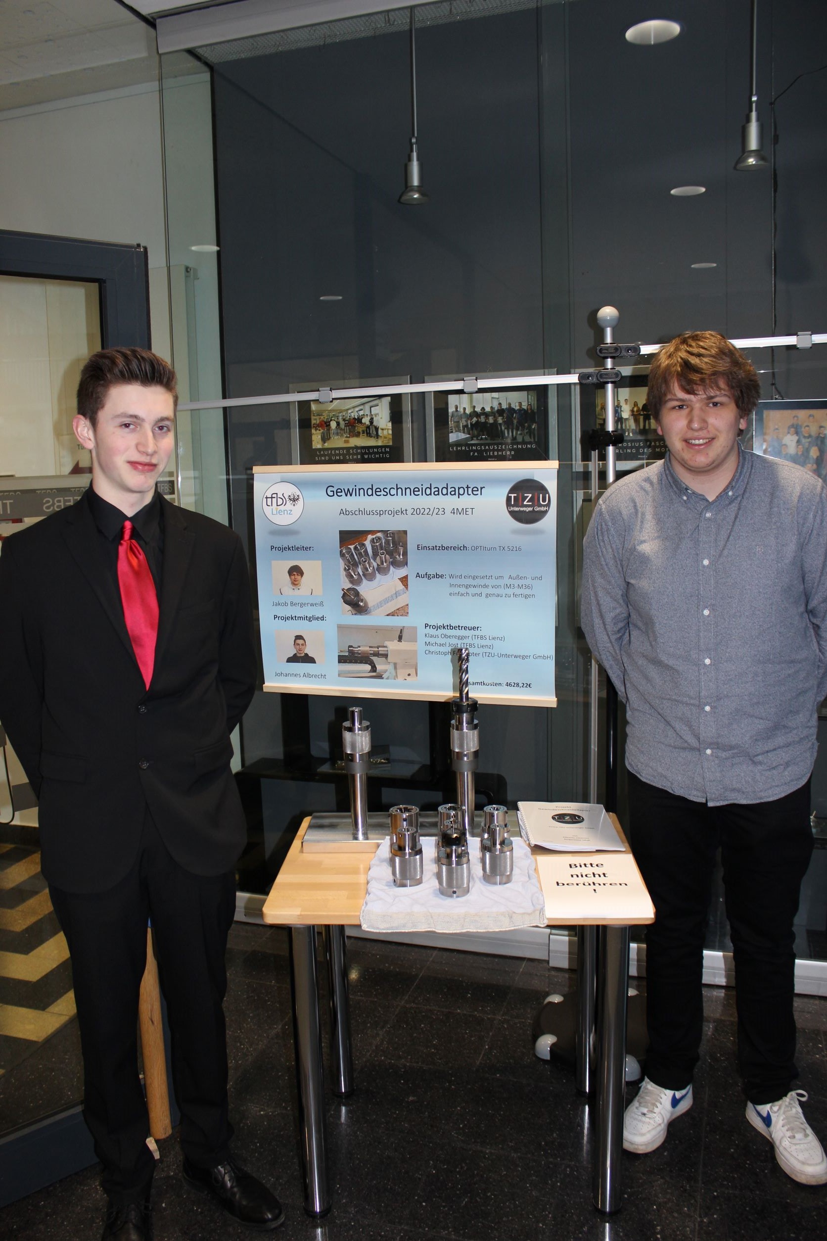 Die beiden Lehrlinge Jakob Bergerwei&szlig; und Johannes Albrecht (Lehrbetrieb TZU) fertigten gemeinsam einen Gewindeschneidadapter f&uuml;r ihren Lehrbetrieb an. Der Gewindeschneidadapter wurde entwickelt, um Innen- und Au&szlig;engewinde von M3-M30 einfach, pr&auml;zise und