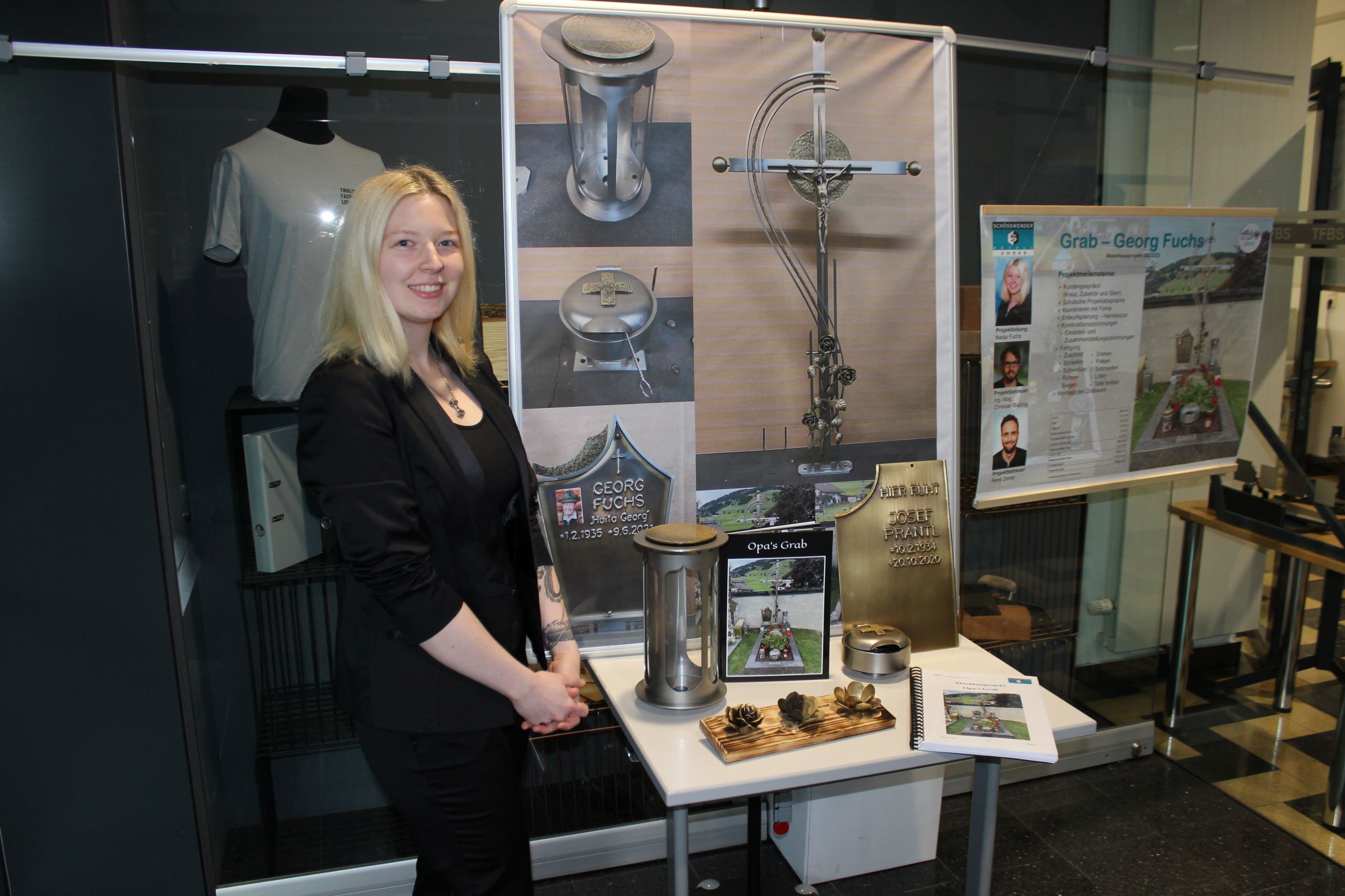 Ein Herzensprojekt von Nadja Fuchs (Lehrbetrieb Sch&ouml;sswender GmbH) war es, das Grab ihres vor kurzem verstorbenen Gro&szlig;vaters zu gestalten. Eindrucksvoll und mit viel Handwerk und k&uuml;nstlerischem Augenmerk wurde dieses Projekt gefertigt. Foto: FBS Lienz