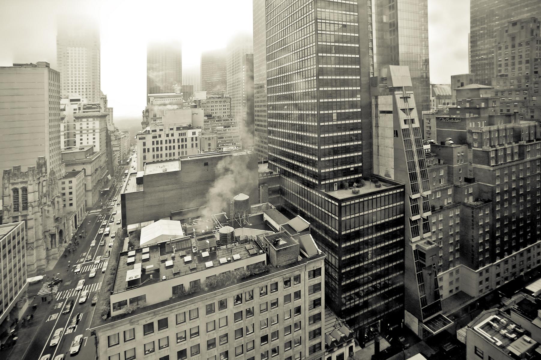 Blick hinein nach Manhattan, New York &ndash; rechts das schmale hohe Geb&auml;ude des &Ouml;sterreichischen Kulturforums, Architekt Raimund Abraham, er&ouml;ffnet 2002, Aufnahme 2009. Fotograf: David Plakke; &Ouml;sterreichisches Kulturforum New York