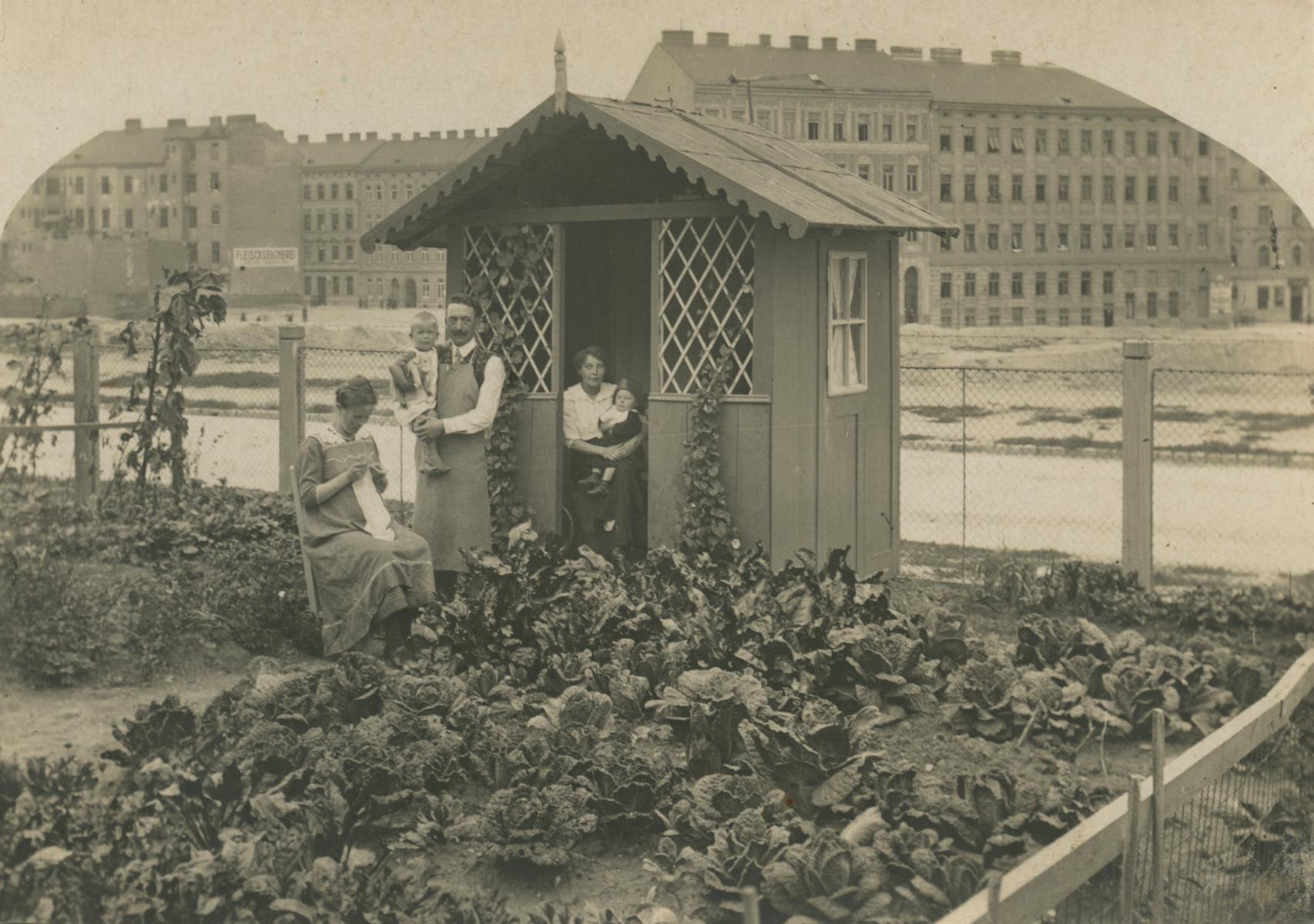 Die Familie Fanny Wibmer-Pedit im eigenen Schrebergarten auf der Schmelz (15. Bezirk) in Wien, 1915. Fotograf: Unbekannt; Sammlung Fanny Wibmer-Pedit &ndash; TAP