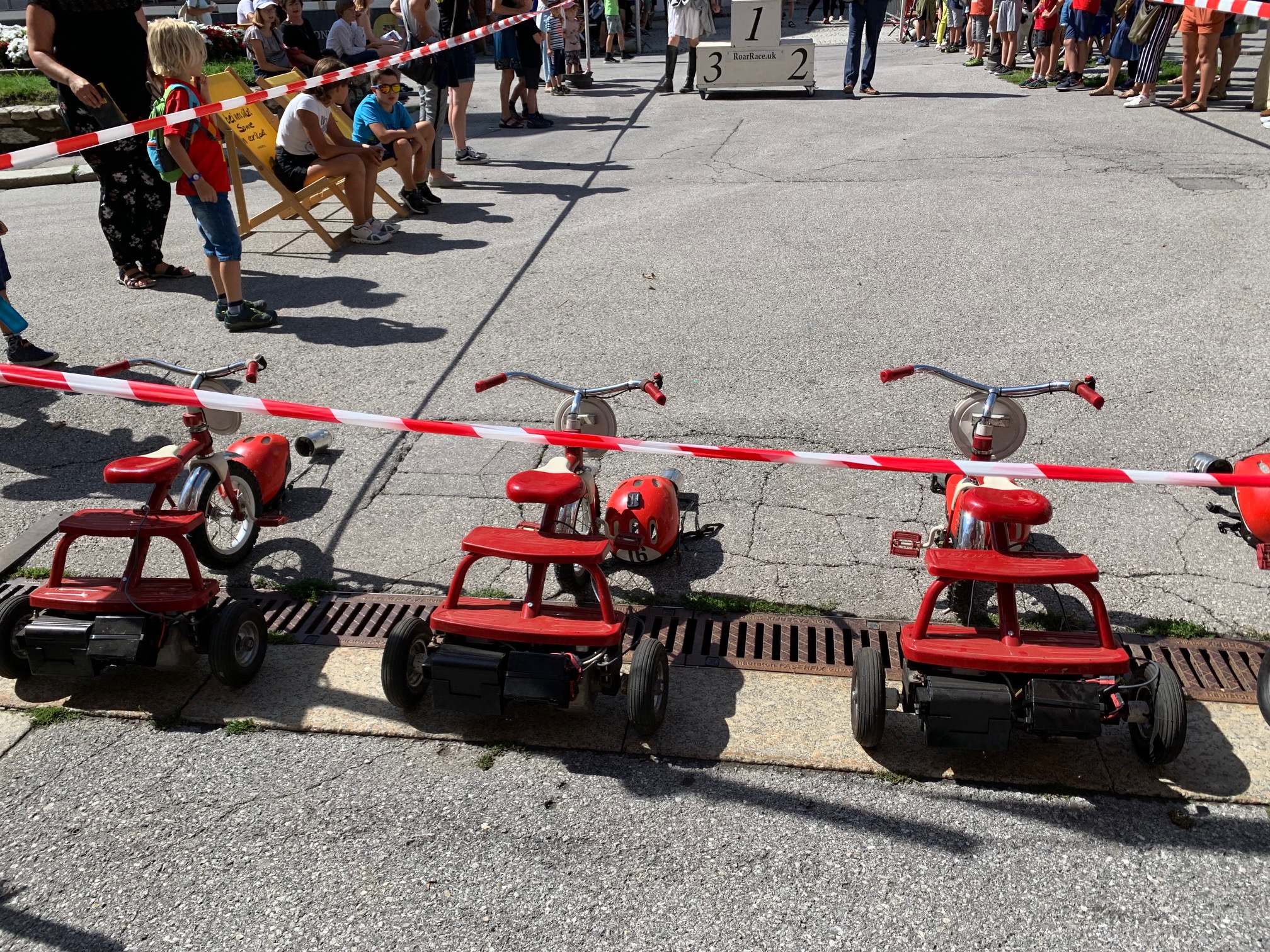 Die Dreir&auml;der f&uuml;r das Br&uuml;llrennen sind start klar Foto: Unterweger
