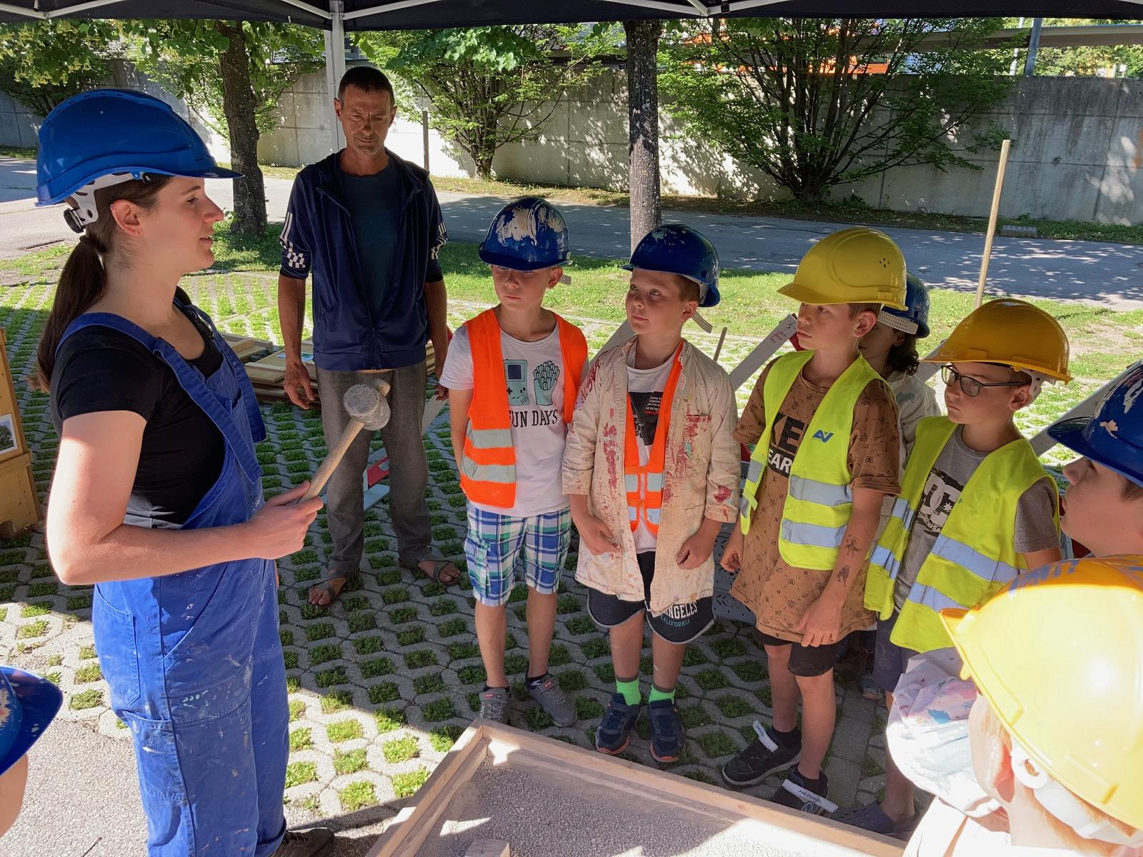 Aufmerksam folgen die Kinder den Erkl&auml;rungen. Foto: Stangl