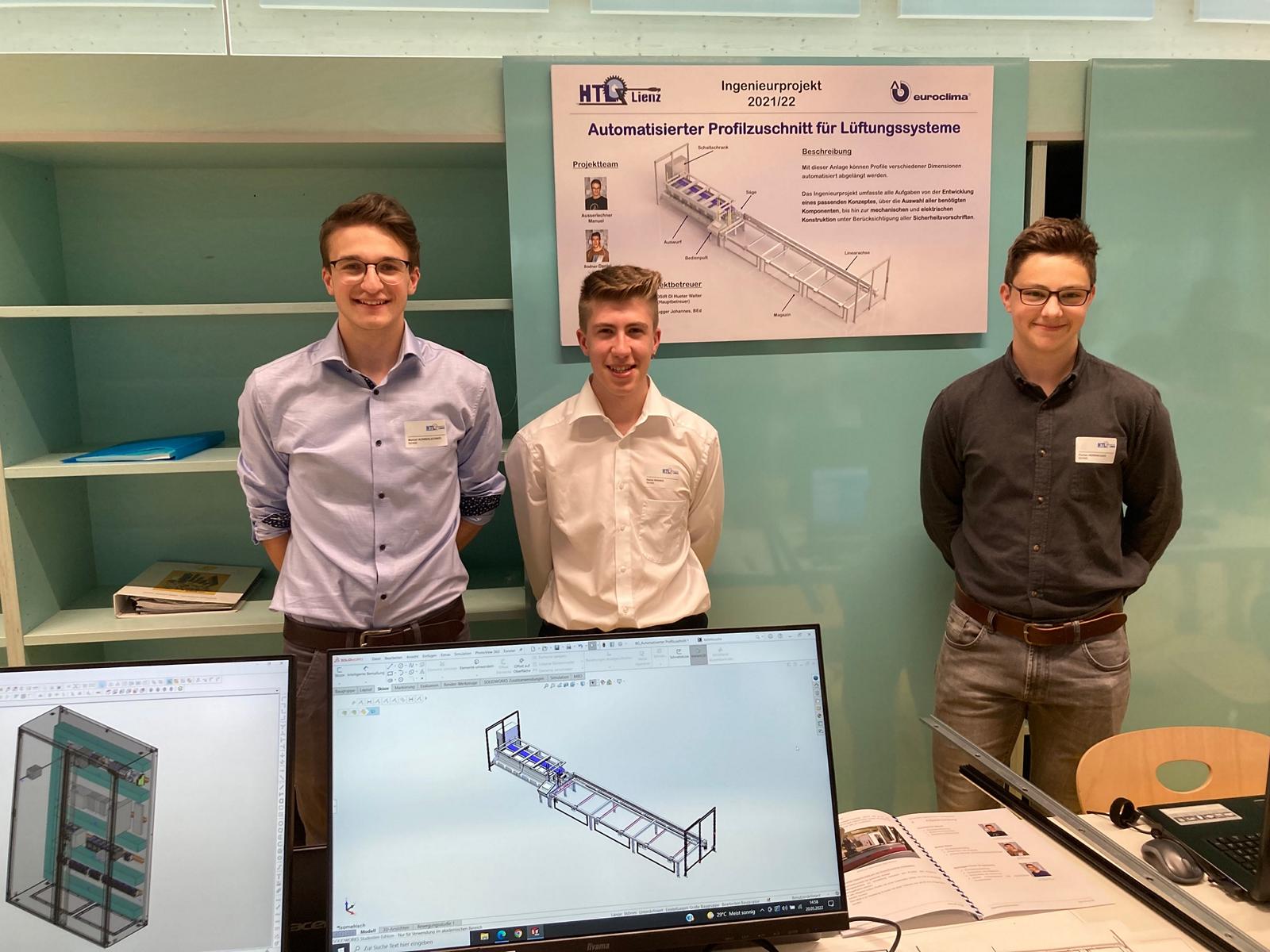 Manuel Au&szlig;erlechner, Daniel Bodner und Florian Hernegger mit dem Automatisierten Profilzuschnitt f&uuml;r L&uuml;ftungssysteme (Euroclima). Foto: Stangl