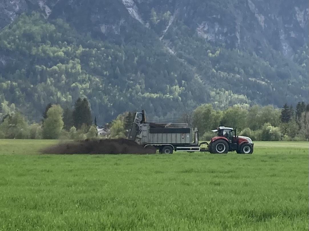 Der Kompost wird aufgebracht, Foto: Stangl