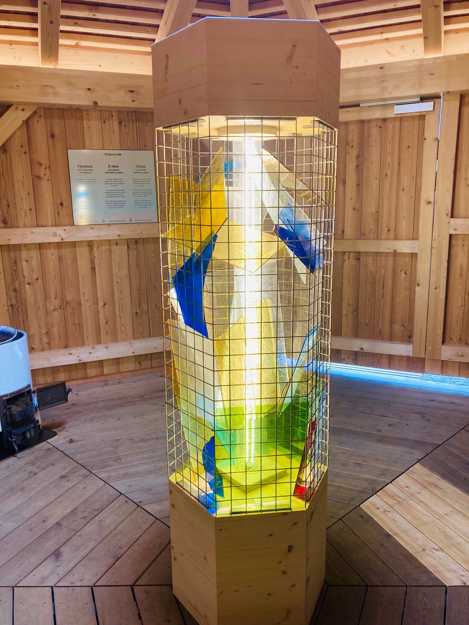 Glas-Licht-S&auml;ule in der Thymianh&uuml;tte, Foto: Brugger