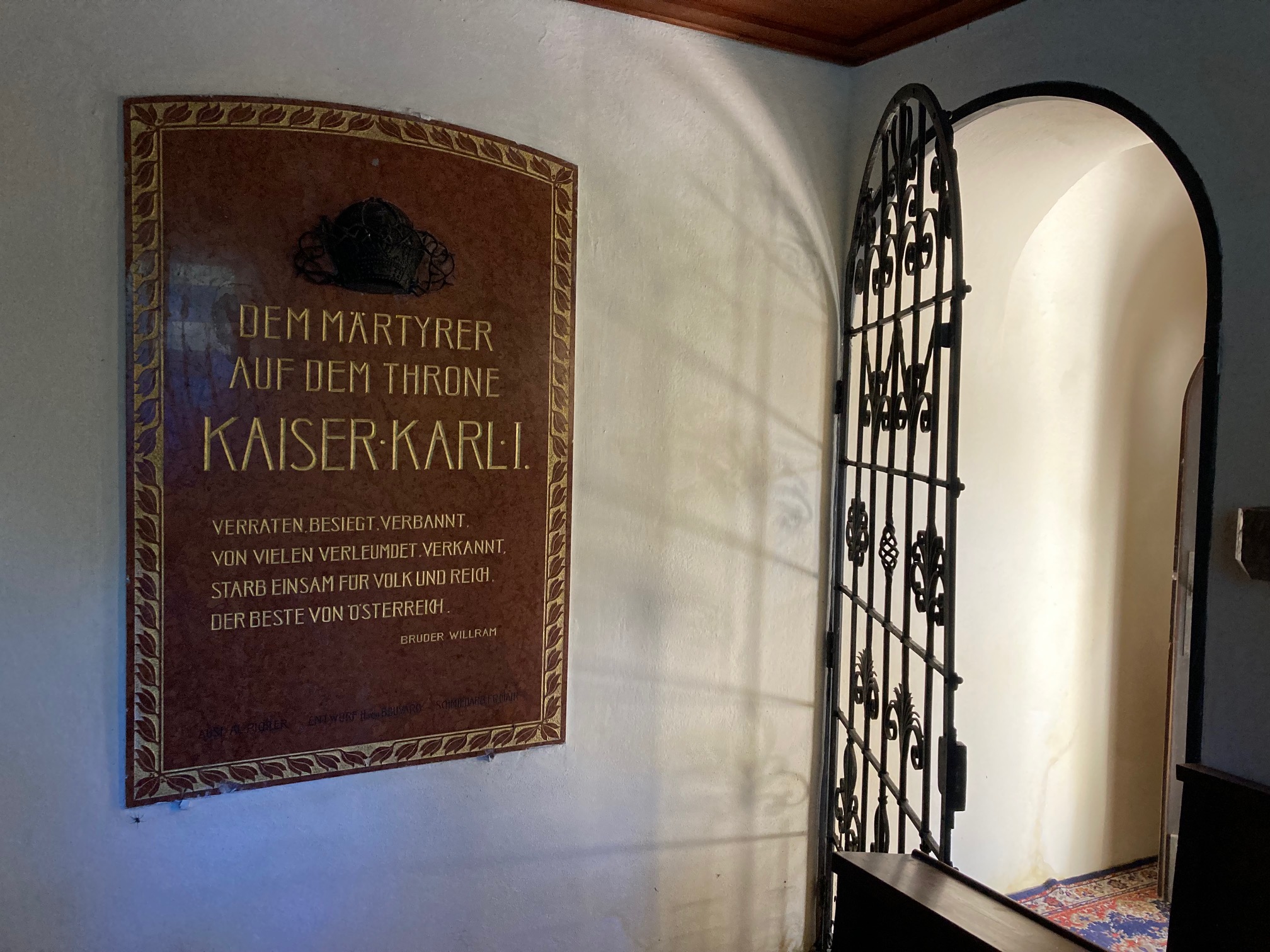 Gedenktafel in der Kapelle. Foto: Stangl