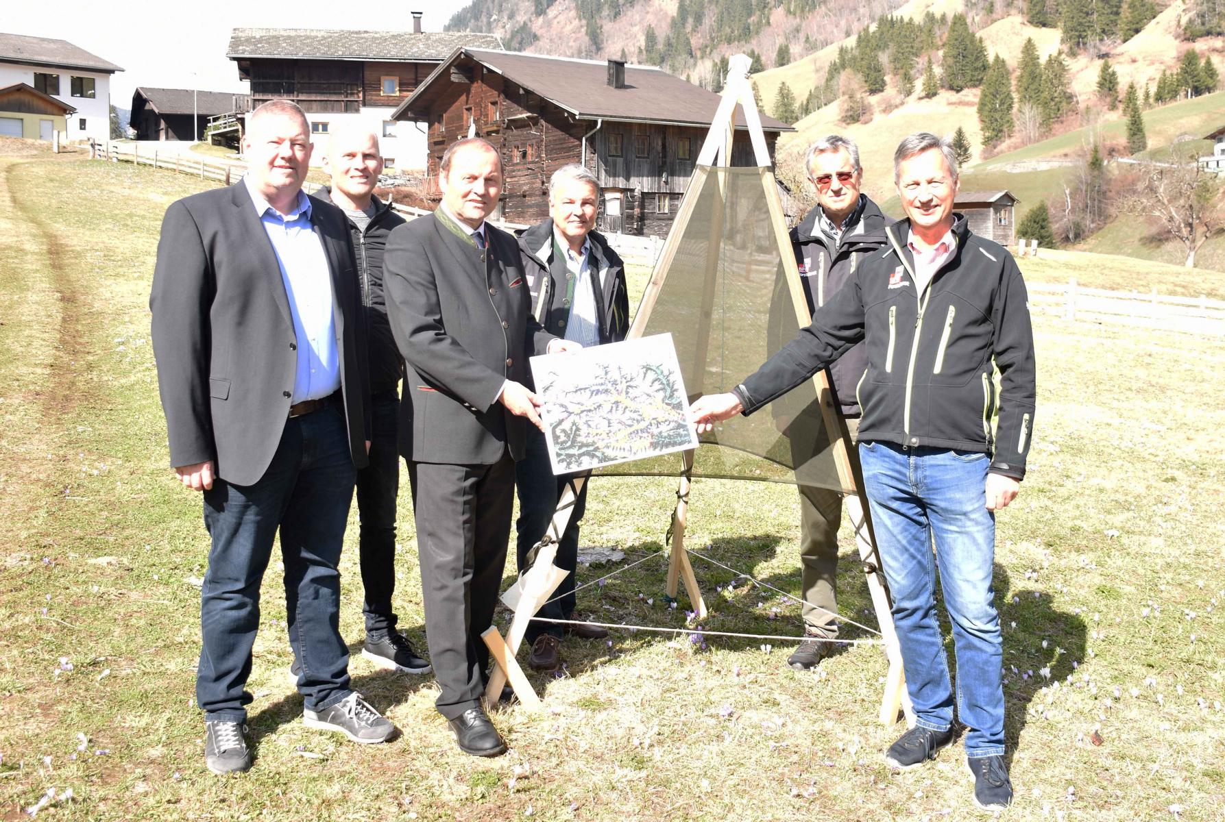 Mit einer Borkenk&auml;ferfalle: v.li. Markus T&ouml;nig, Bgm Hopfgarten i.D., Vize-Bgm Fabian Veider, LHStv Josef Geisler, Erich Gollmitzer, Leiter Bezirksforstinspektion Lienz, Christian Schwaninger, Vorstand Abt. Waldschutz sowie Landesforstdirektor Josef Fuchs,